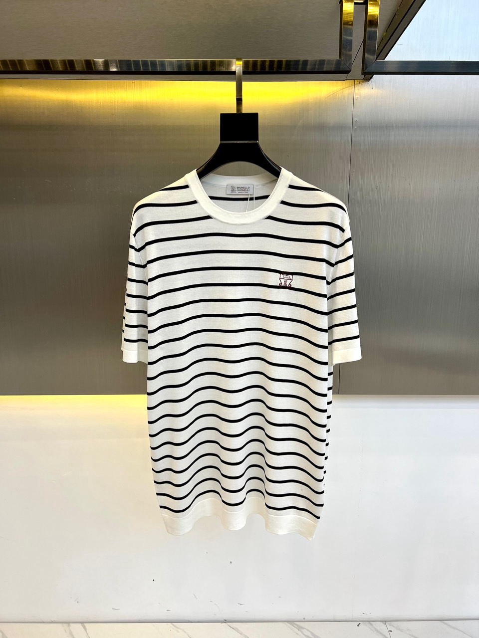 NO:130866,BC, brunello cucinelli, 25SS new spring and summer LOGO striped embroidered knitted short-sleeved T-shirt. It is carefully made of custom-made knitted knitted blend. The surface of the fabric is evenly arranged and neatly mesh texture, which has excellent breathability and heat dissipation and sweat resistance. The comfort level of the upper body is completely better than that of ordinary single-sided sweat cloth tissue!  The classic LOGO on the chest is three-dimensional, clear and full. Whether it is inner wear or single wear, it is a product in the classic field!  The exquisite cutting process is very standard and delicate in every detail. It is recommended for men to get a versatile style!  48-56 (model 173, 143 catties upper body 50 sizes), brunello cucinelli, T-shirt, tees, t-shirt, alexander wang19860909BC、brunello cucinelli、25SS新款春夏LOGO条纹刺绣针织短袖T恤.客供定织针织混纺精心制成,面料表面排列均匀整齐的网眼纹理,透气性和散热排汗性极佳,上身舒适程度完全优于普通单面汗布组织！胸前经典LOGO立体清晰饱满,无论是内搭还是单穿都是一款经典领域的产品！精妙绝伦的裁剪工艺,每一个细节处理的非常标准细腻,男士必入百搭款推荐！48-56（模特173,143斤上身50码）,,brunello cucinelli,T-shirt,tees，t-shirt,alexander wang,Men's clothing