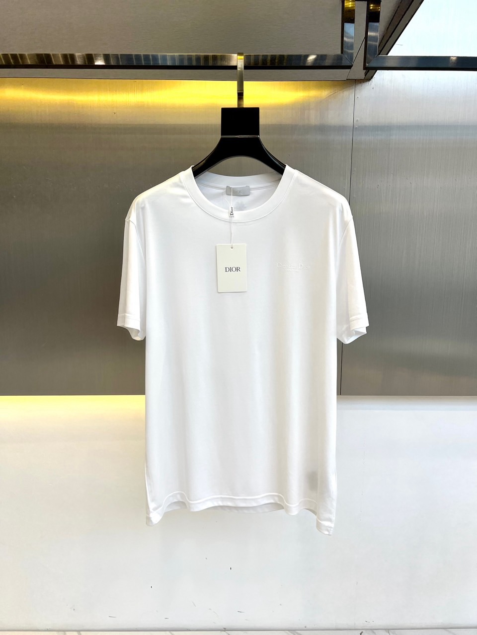 NO:130868,Dio, the new spring and summer products of Dio, are available for short-sleeved T-shirts, selected for imported plain cotton materials. After hundreds of layers of silky processes, the fabric is thin and impermeable, close-fitting and comfortable and breathable, and the comfort of the upper body is absolutely comparable to the high-end texture of ordinary pure cotton materials!  The embossed design on the front of the clothes and the chest is clearly low-luxury and temperament. The overall simple, elegant and tasteful overall. The basic loose version is round neck cut, which is very eye-catching in both casual and business appearance!  48-56 (model 173, 143 catties upper body 50 sizes), dior,dior,t-shirt,tees,t-shirt,alexander wang19860909Dio迪奥、2025春夏新品发售短袖T恤,甄选客供进口平纹棉材质,经过上百道层层丝滑工艺处理,面料薄而不透,贴身舒适透气,上身舒适度绝对普通纯棉材质可媲美的高级质感！衣身胸前微标压花设计,一目了然的低奢与气质,整体简约大气又有品味,基础宽松版型圆领裁剪,无论休闲还是商务出场都是非常抢眼的存在！48-56（模特173,143斤上身50码）,,dior,dior,T-shirt,tees，t-shirt,alexander wang,Men's clothing