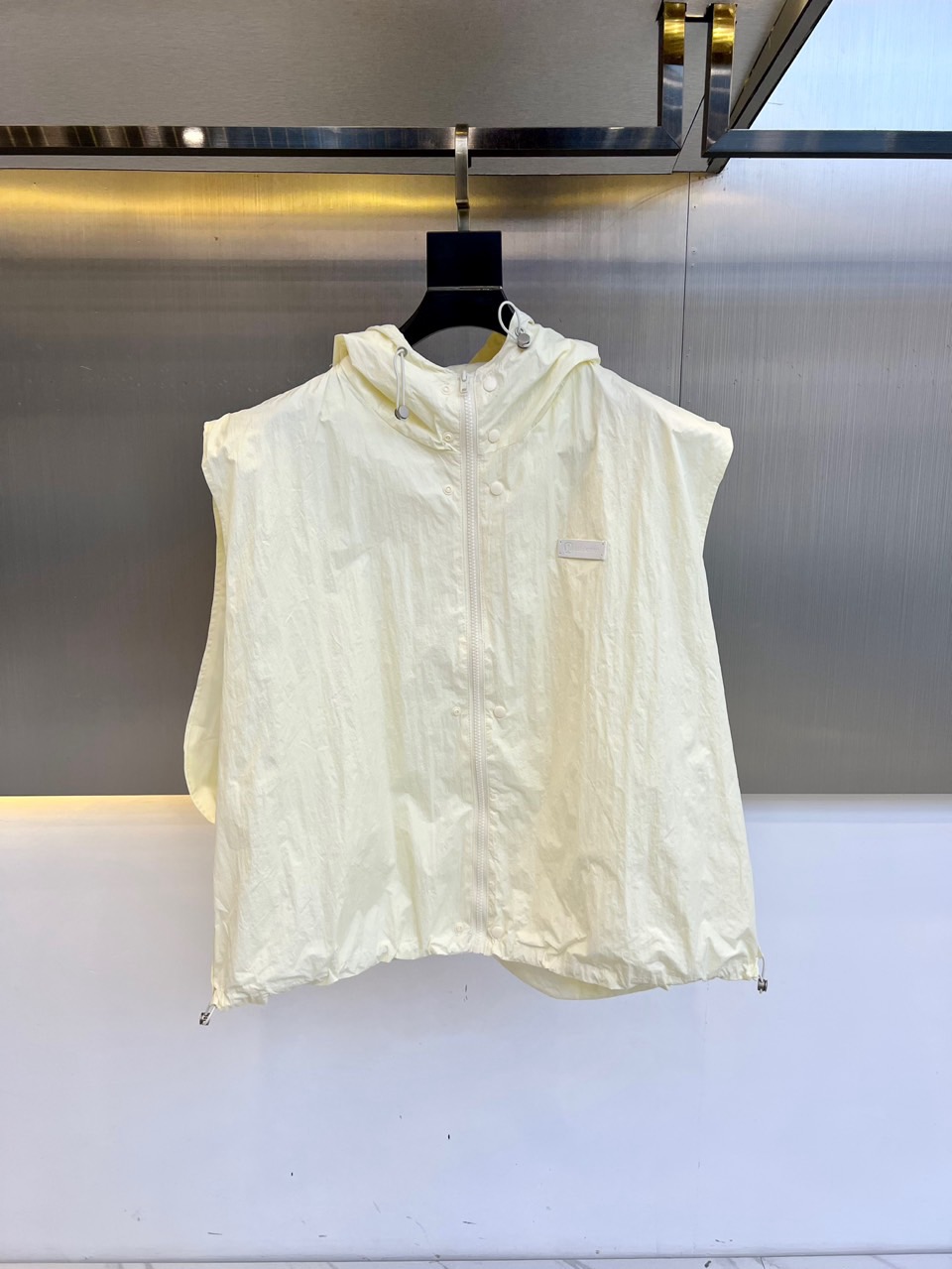 NO:130870,Lululemon, 25FW outdoor sports mountaineering multi-pocket tactical workwear vest. Pocket design fashion elements, full of functional sense, customized high-density nylon fabric, fabric gloss clothing is restored, can be matched in all seasons, high street and luxury goods are integrated, high-end and novel, fashionable items that can be controlled by both men and women. M-XL (model 173, 143 catties upper body L size),,alexander wang19860909Lululemon露露、25FW户外运动登山系多口袋战术工装马甲.口袋设计时尚元素 机能感满满,定制高密度尼龙面料 面料光泽服硬挺度还原,四季可搭 高街和奢侈品的贴合融入 高级又新颖,男女都可驾驭的时尚单品.M-XL（模特173,143斤上身L码）,,alexander wang,Men's clothing