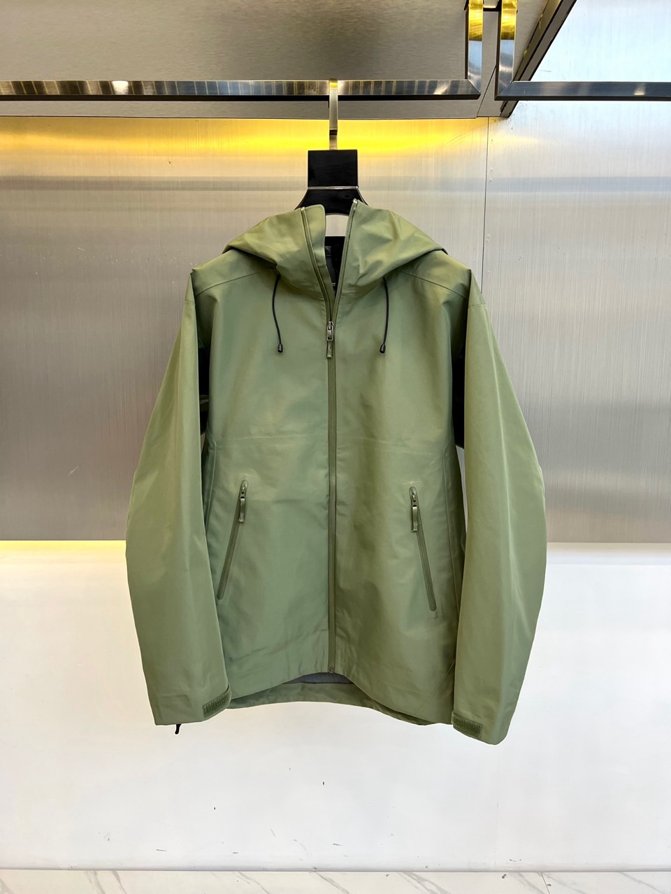 NO:130872,Lululemon's new men's rubber-pressed jacket, this one continues the classic style and has slightly changed!  !  Natural, simple and handsome!  The fabric is made of StretchSeal technology, windproof, rain-proof and breathable, with a two-way elastic sealing stitch design, keeping it dry. The back through-ventilation design continues to the armpits and will not be stuffy at any time!  Zipper pocket with hidden mobile phone bag. The hooded front is adjustable, the helmet is compatible with StormHood hood, specially designed to provide protection in severe cold and rainy days. The built-in positioning rope of the hat brim makes the wear close and stable, the full body customized YKK zipper is high quality and durable, and the cuffs are adhesively designed. The inner lining is perfectly pressed and crafted. It can be the same as men and women. S-XXL (model 173, 143 catties upper body L size), hats, alexander wang19860909Lululemon 新款男子压胶冲锋衣,此款延续了款式的经典,略微有所改动！！自然简约帅气！ 面料采用StretchSeal技术面料,防风防雨透气,带有双向弹力封闭缝线设计,保持干爽.后背贯穿式通风设计延续到腋下,任何时候不会闷热！拉链口袋,带隐藏式手机袋.连帽前侧可调节设计,头盔兼容StormHood帽兜,专门设计在严寒雨天提供保护.帽檐内置的定位绳,使穿戴贴身稳固全身定制YKK拉链,高品质经久耐用,袖口魔术贴粘合设计.内里全压胶完美工艺.可男女同款.S-XXL（模特173,143斤上身L码）,,hats,alexander wang,Men's clothing