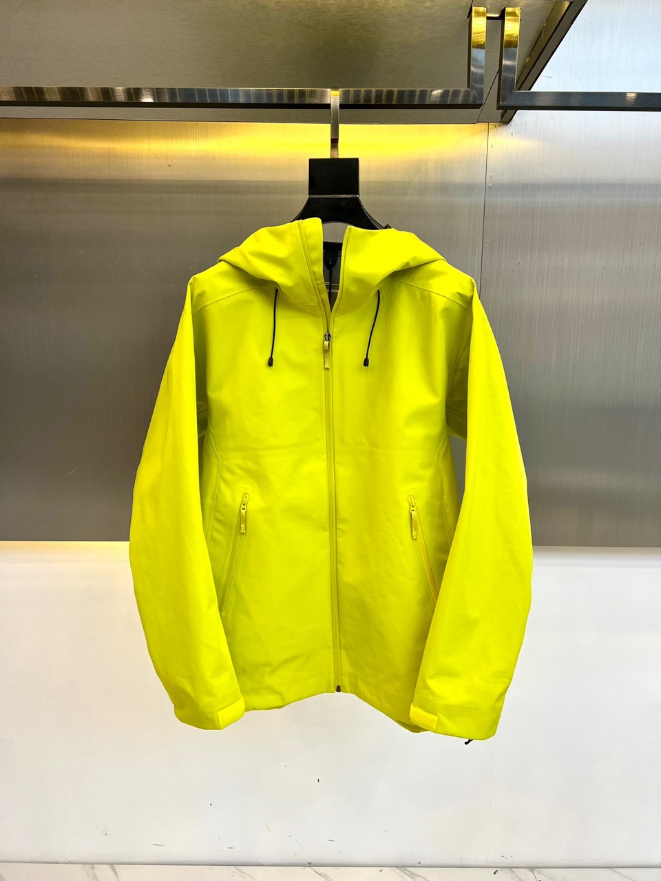 NO:130856,Lululemon's new men's rubber-pressed jacket, this one continues the classic style and has slightly changed!  !  Natural, simple and handsome!  The fabric is made of StretchSeal technology, windproof, rain-proof and breathable, with a two-way elastic sealing stitch design, keeping it dry. The back through-ventilation design continues to the armpits and will not be stuffy at any time!  Zipper pocket with hidden mobile phone bag. The hooded front is adjustable, the helmet is compatible with StormHood hood, specially designed to provide protection in severe cold and rainy days. The built-in positioning rope of the hat brim makes the wear close and stable, the full body customized YKK zipper is high quality and durable, and the cuffs are adhesively designed. The inner lining is perfectly pressed and crafted. It can be the same as men and women. S-XXL (model 173, 143 catties upper body L size) o,,hats,alexander wang19860909Lululemon 新款男子压胶冲锋衣,此款延续了款式的经典,略微有所改动！！自然简约帅气！ 面料采用StretchSeal技术面料,防风防雨透气,带有双向弹力封闭缝线设计,保持干爽.后背贯穿式通风设计延续到腋下,任何时候不会闷热！拉链口袋,带隐藏式手机袋.连帽前侧可调节设计,头盔兼容StormHood帽兜,专门设计在严寒雨天提供保护.帽檐内置的定位绳,使穿戴贴身稳固全身定制YKK拉链,高品质经久耐用,袖口魔术贴粘合设计.内里全压胶完美工艺.可男女同款.S-XXL（模特173,143斤上身L码）o,,hats,alexander wang,Men's clothing