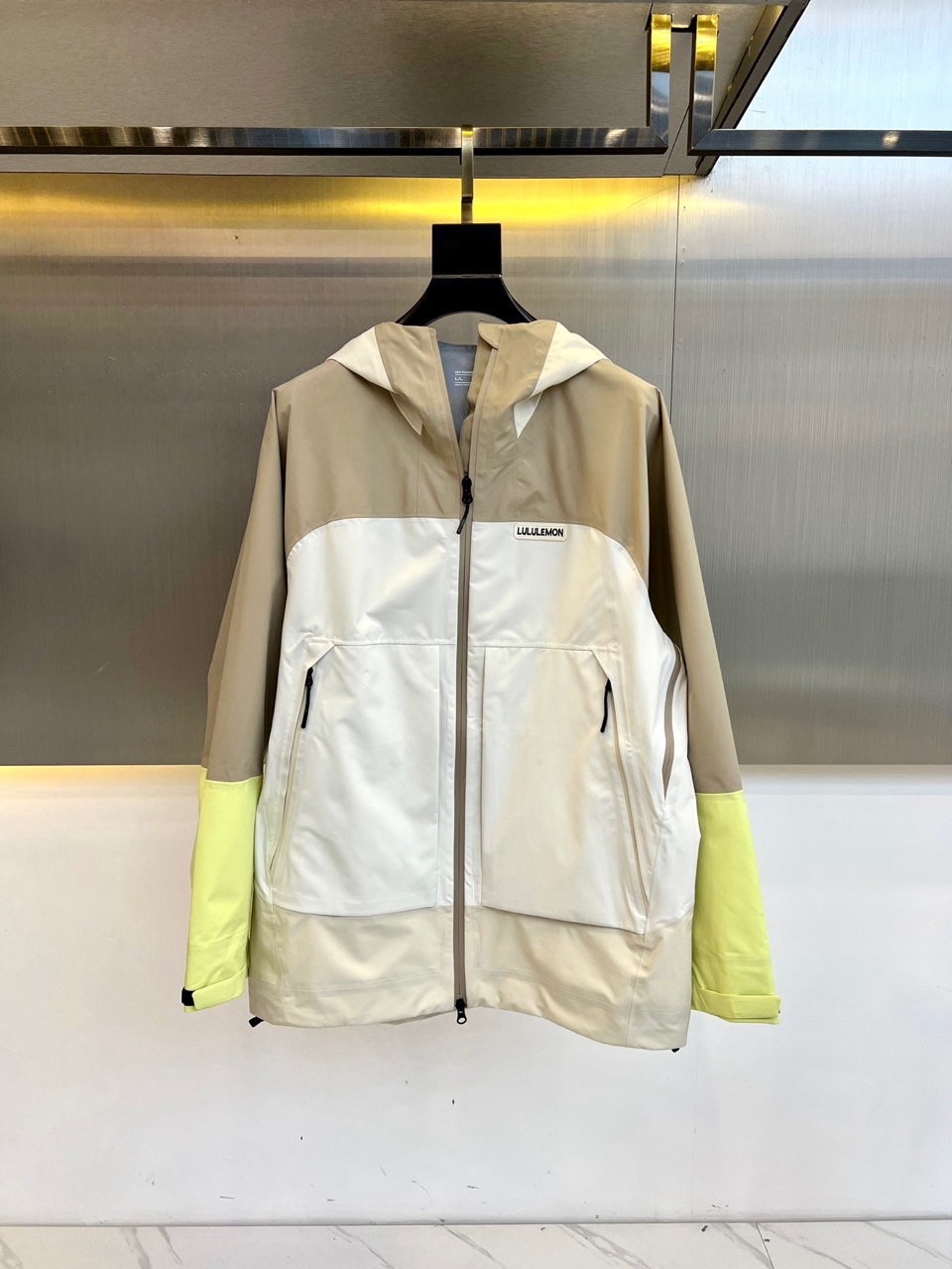 NO:130858,Lululemon's new men's rubber-pressed jacket, this one continues the classic style and has slightly changed!  !  Natural, simple and handsome!  The fabric is made of StretchSeal technology, windproof, rain-proof and breathable, with a two-way elastic sealing stitch design, keeping it dry. The back through-ventilation design continues to the armpits and will not be stuffy at any time!  Zipper pocket with hidden mobile phone bag. The hooded front is adjustable, the helmet is compatible with StormHood hood, specially designed to provide protection in severe cold and rainy days. The built-in positioning rope of the hat brim makes the wear close and stable, the full body customized YKK zipper is high quality and durable, and the cuffs are adhesively designed. The inner lining is perfectly pressed and crafted. It can be the same as men and women. S-XL (model 173, 143 catties upper body L size), hats, alexander wang19860909Lululemon 新款男子压胶冲锋衣,此款延续了款式的经典,略微有所改动！！自然简约帅气！ 面料采用StretchSeal技术面料,防风防雨透气,带有双向弹力封闭缝线设计,保持干爽.后背贯穿式通风设计延续到腋下,任何时候不会闷热！拉链口袋,带隐藏式手机袋.连帽前侧可调节设计,头盔兼容StormHood帽兜,专门设计在严寒雨天提供保护.帽檐内置的定位绳,使穿戴贴身稳固全身定制YKK拉链,高品质经久耐用,袖口魔术贴粘合设计.内里全压胶完美工艺.可男女同款.S-XL（模特173,143斤上身L码）,,hats,alexander wang,Men's clothing