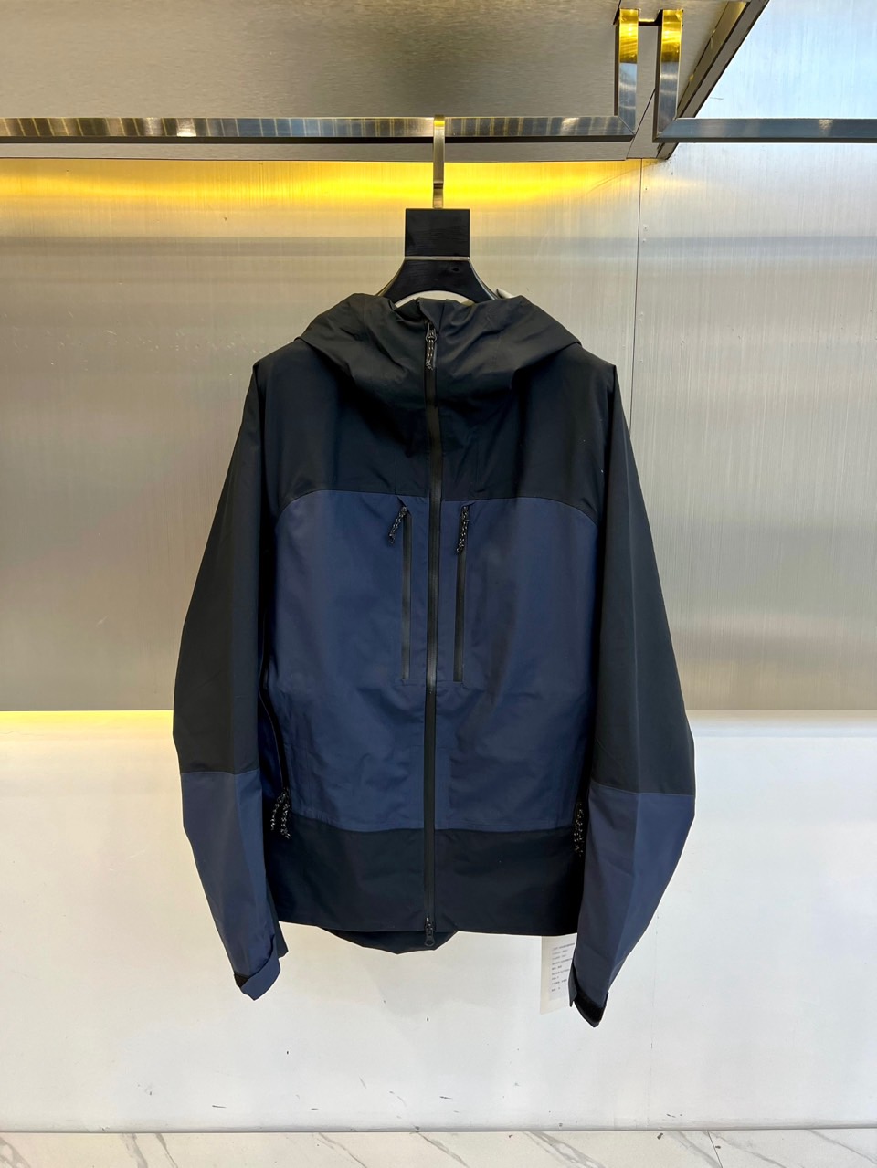 NO:130861,Lululemon's new men's rubber-pressed jacket, this one continues the classic style and has slightly changed!  !  Natural, simple and handsome!  The fabric is made of StretchSeal technology, windproof, rain-proof and breathable, with a two-way elastic sealing stitch design, keeping it dry. The back through-ventilation design continues to the armpits and will not be stuffy at any time!  Zipper pocket with hidden mobile phone bag. The hooded front is adjustable, the helmet is compatible with StormHood hood, specially designed to provide protection in severe cold and rainy days. The built-in positioning rope of the hat brim makes the wear close and stable, the full body customized YKK zipper is high quality and durable, and the cuffs are adhesively designed. The inner lining is perfectly pressed and crafted. It can be the same as men and women. S-XXL (model 173, 143 catties upper body L size), hats, alexander wang19860909Lululemon 新款男子压胶冲锋衣,此款延续了款式的经典,略微有所改动！！自然简约帅气！ 面料采用StretchSeal技术面料,防风防雨透气,带有双向弹力封闭缝线设计,保持干爽.后背贯穿式通风设计延续到腋下,任何时候不会闷热！拉链口袋,带隐藏式手机袋.连帽前侧可调节设计,头盔兼容StormHood帽兜,专门设计在严寒雨天提供保护.帽檐内置的定位绳,使穿戴贴身稳固全身定制YKK拉链,高品质经久耐用,袖口魔术贴粘合设计.内里全压胶完美工艺.可男女同款.S-XXL（模特173,143斤上身L码）,,hats,alexander wang,Men's clothing