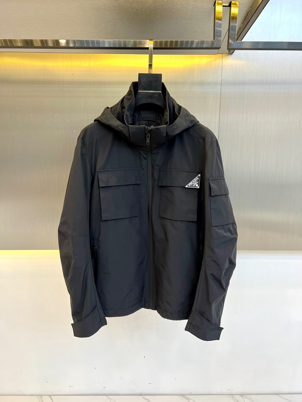 NO:485982,Prada/Prada, the new triangular logo hooded jacket jacket in early spring. New design style, subversive design, iconic metal triangle brand pattern logo, playful loose lines, draped details of sleeves to create a different silhouette, the three-dimensional bag on the sleeves presents Prada's signature pocket design on the chest. The body is made of industrial Re-Nylon recycled nylon, lightly waterproof, casual T-shirt, super fashionable on the upper body, especially easy to match, casual style configuration, no discomfort, new style and tone are more outstanding, and the charm of the outfit is naturally more advanced, more outstanding, more outstanding, but not without temperature!  48-56 (model 173, 143 catties upper body 50 sizes), prada, prada, jackets & coats, jackets & coats, tees, t-shirt, hats, alexander wang19860909Prada/普拉达、早春新款三角标logo连帽夹克外套.全新设计风格,颠覆认知的设计,标志性金属三角标品牌图案标识,玩味的宽松线条,衣袖垂褶细节塑造别样的廓形,衣袖处的立体小袋胸前呈现Prada标志性的口袋设计.衣身选用工业感十足的Re-Nylon再生尼龙打造,轻度防水,随便搭件T恤,上身超时髦,特别的便于搭配,休闲的版型配置,不会不适感,全新风格以及调性更加的出色更加的出众,穿搭的魅力自然也更加的高级,更加的出彩更加的显帅,但是又不失温度！48-56（模特173,143斤上身50码）,,prada,prada,jackets & coats,jackets & coats,tees，t-shirt,hats,alexander wang,Men's clothing