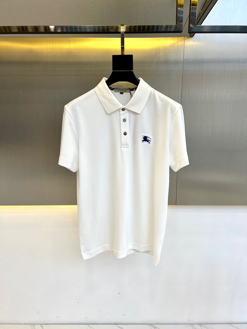 NO:133023,Mainly recommended Burberry, the latest 2025 men's business casual polo shirt, imported strong twisted bead floor fabric!  Original fabric 11 fixed weaving and development. 80 strong twisted yarn blended, the surface of the fabric has a very high-end texture. The surface feels tough and upright, with obvious graininess. The back side is delicate, soft and comfortable. The pore gaps of the beads are better than those of the beads. The wrinkle-resistant and quick drying are very easy to manage. 48-56 (model 173, 143 catties upper body 50 yards), burberry, burberry, alexander wang19860909主推 Bur巴宝莉、2025最新发售男士商务休闲polo衫,进口强捻珠地面料！原版面料11定织开发.80支强捻纱线混纺,面料表面有着非常高档的肌理感.表面手感硬朗挺拔,颗粒感明显.反面贴身细腻柔软舒适.珠地的毛孔空隙透气性比一般珠地都要好.抗皱速干非常好打理.48-56（模特173,143斤上身50码）,,burberry,burberry,alexander wang,Men's clothing