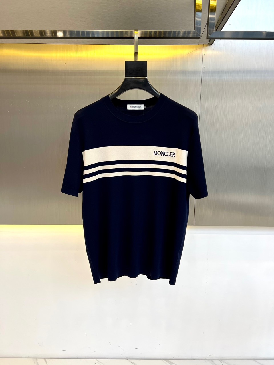 NO:133020,The main recommendation is Mon masked and the new short-sleeved round-neck T-shirt in spring and summer. Breathable, thin and skin-friendly are the first choice for short-sleeved summer!  Selected Yilit fabrics woven by Japan Island fine horizontal machine are breathable, smooth and undeformable, and can be machine washed, cannot be pilled and linted. Q is elastic and silky, elastic but not tight, and is free to move without restriction. Unique mecha style jacquard, exquisite and age-reducing, fashionable and irregular mechanical jacquard, tough cutting shape, and strong three-dimensional sense enrich the whole garment, with a full sense of design, and the design is full of classic round neck design. The back collar is designed with contrasting lines, which highlights the meticulous pursuit of high quality!  48-56 (model 173, 143 catties upper body 50 sizes), Moncler, T-shirt, tees, t-shirt, alexander wang19860909主推 Mon蒙口、2025春夏新品短袖圆领T恤,透气轻薄亲肤才是夏天短袖的首选条件！精选日本岛精横机织造的伊力特面料,透气顺滑不变形,可机洗不起球不起毛 Q弹丝滑,弹而不绷,活动自如不受限独特机甲风提花,精致又减龄,时尚满分不规则的机械感提花,硬朗的切割形状,强烈的立体感丰富了整件成衣,设计感满满经典圆领设计,后领口采用撞色线条设计细节满满,凸现了对高品质的细致追求！48-56（模特173,143斤上身50码）,,Moncler,T-shirt,tees，t-shirt,alexander wang,Men's clothing