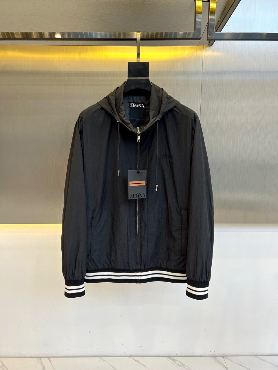 NO:132999,Ermeneg zegna/Jenia, 25s spring and summer men's hooded casual jacket. Exquisite original single auxiliary materials   polyester fiber fabric, simple original logo design shows a more luxurious style, perfectly tailored and comfortable and stylish, with a strong overall visual sense, which conforms to men's practical dressing habits. A must-have item for high-end men, a temperament product that fully outputs your charm!  The overall design style of this model is simple and elegant, with a classic design, the upper body effect is very good, and the sense of nobility is naturally generated, with a very high recognition, showing an extraordinary sense of style and taste!  48-56 (model 173, 143 catties upper body 50 sizes), zegna, jackets & coats, hats, alexander wang19860909Ermeneg zegna/杰尼亚、25s春夏男士连帽休闲夹克.精致原单辅料 聚酯纤维面料,简洁原版logo设计更显奢华的风范,裁剪完美穿着舒适有型,整体视觉感超强,吻合了男性实用的穿衣习惯.高端男士必备单品,一款全面输出你魅力的气质型产物！扑面而来的奢华感与时尚感,此款整体设计风格简约大气,经典的版型设计,上身效果非常之好,尊贵感油然而生,辨识度相当之高,彰显不凡的格调感跟品味感！48-56（模特173,143斤上身50码）,,zegna,jackets & coats,hats,alexander wang,Men's clothing