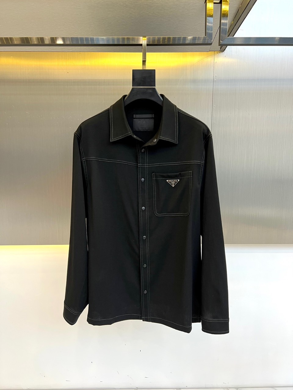 NO:485977,Prada Pula, 25FW early spring new product striped light line black men's lapel zipper loose jacket jacket. Prada men's technology fabric jacket, regular style, classic shirt collar, zipper closure, large pocket design, cuff button closure details. Straight hem, recycled fabric lining enamel metal triangle logo. 48-56 (model 173, 143 catties upper body 50 sizes),,prada, jackets & coats, jackets & coats,shirts,alexander wang19860909Prada普拉、25FW早春新品条纹明线黑色男士翻领拉链宽松夹克外套.普拉达男士科技面料夹克,常规版型,经典衬衫领,拉链开合,大口袋设计,袖口纽扣开合细节.直下摆,再生织物衬里搪瓷金属三角标标志.48-56（模特173,143斤上身50码）,,prada,jackets & coats,jackets & coats,shirts,alexander wang,Men's clothing