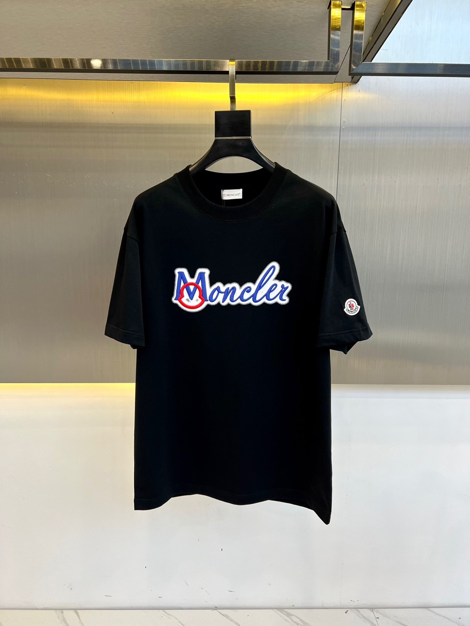 NO:133017,The main recommendation is Mon masked, 2025s spring and summer new logo, loose and slim casual round neck short-sleeved T-shirt. The overall texture of pure cotton high-subject fabric is extremely comfortable and has excellent skin-friendly effect. The overall loose style configuration is more youthful and sports style, with a grand and outstanding upper body, and the effect is excellent. The combination is more worry-free and effort-saving. Whether it is casual sports or high street travel, you can easily control it!  48-54 (model 173, 143 catties upper body 50 sizes), Moncler, T-shirt, tees, t-shirt, alexander wang19860909主推 Mon蒙口、2025s春夏新款新标字母logo宽松显瘦休闲圆领短袖t恤.纯棉高支数面料整体的触感极为舒适,亲肤效果也是极佳.整体宽松的版型配置,更具青春运动风格,上身大气出彩,效果极佳,搭配更是省心省力,无论是休闲运动还是高街出行,都能轻松驾驭！48-54（模特173,143斤上身50码）,,Moncler,T-shirt,tees，t-shirt,alexander wang,Men's clothing