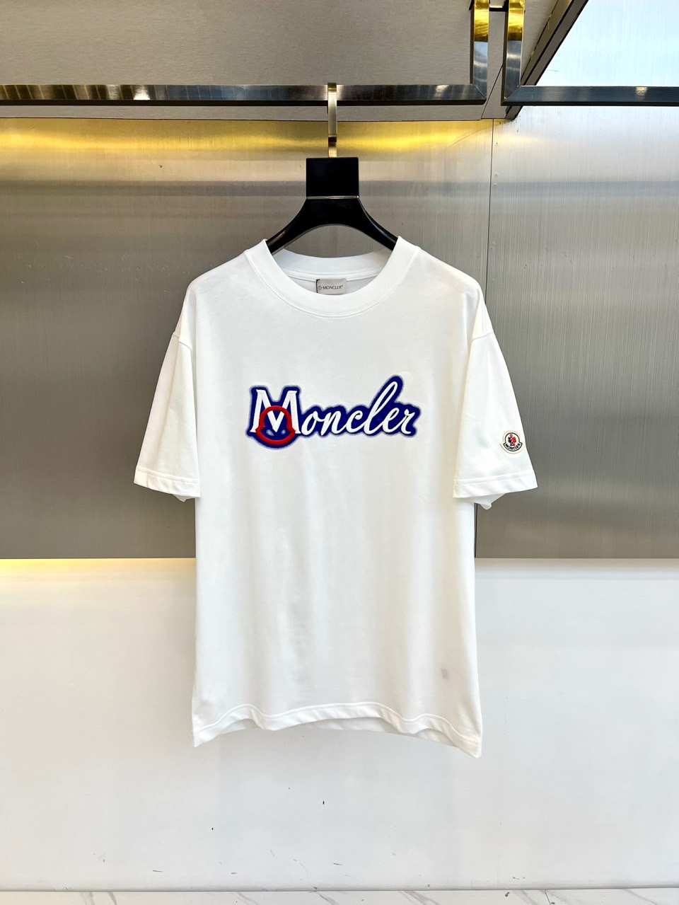 NO:162830,Mon masked, 2025s spring and summer new logo, loose and slim casual round neck short-sleeved T-shirt. The overall texture of pure cotton high-subject fabric is extremely comfortable and has excellent skin-friendly effect. The overall loose style configuration is more youthful and sports style, and the upper body is atmospheric, with excellent effect. The combination is more worry-free and effort-saving. Whether it is casual sports or high street travel, you can easily control it!  48-54 (model 173, 143 catties upper body 50 sizes), Moncler, T-shirt, tees, t-shirt, alexander wang19860909Mon蒙口、2025s春夏新款新标字母logo宽松显瘦休闲圆领短袖t恤.纯棉高支数面料整体的触感极为舒适,亲肤效果也是极佳.整体宽松的版型配置,更具青春运动风格,上身大气出彩,效果极佳,搭配更是省心省力,无论是休闲运动还是高街出行,都能轻松驾驭！48-54（模特173,143斤上身50码）,,Moncler,T-shirt,tees，t-shirt,alexander wang,Men's clothing