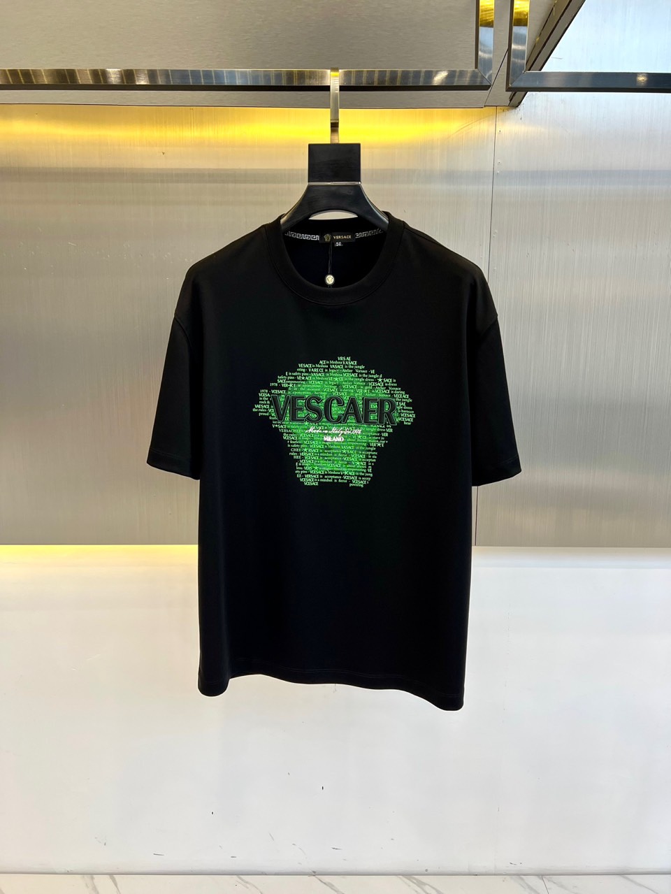 NO:133014,The main recommendation is Vers Versace, a new short-sleeved T-shirt for spring and summer 2025. It uses imported mercerated cotton fabric, the fabric is delicate and soft, and the upper body is naturally comfortable and cool. The front piece is ironed diamond craft, colorful three-dimensional and clear, and the color is very clear, which highlights the overall styling and body-slimming feeling. The overall craftsmanship line is really impeccable!  High-end good goods!  48-56 (model 173, 140 catties upper body 50 sizes), versace, versace, T-shirt, tees, t-shirt, alexander wang19860909主推 Vers范思哲、2025春夏新品发售新品短袖T恤.采用进口丝光欧棉面料,面料细腻柔软 上身自然是舒适 凉爽,前片烫钻工艺,彩炫立体清晰,颜色十分清晰,非常的凸显整体的造型感以及修身上身感 整体的工艺车线真的是无可挑剔！高端好货！48-56（模特173,140斤上身50码）,,versace,versace,T-shirt,tees，t-shirt,alexander wang,Men's clothing