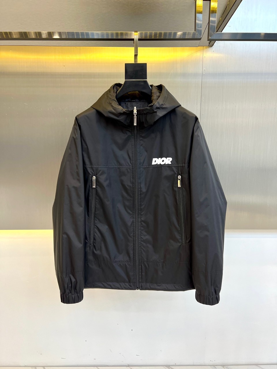 NO:132996,Dio, 2025FW early spring new Oblique jacquard hooded jacket, is made of top-class jacquards for customers. It has a tough and upright texture. It has three-dimensional and exquisite style and is not easy to wrinkle. The upper body is comfortable but not soft. It is skin-friendly and delicate. It has a strong performance of breathable and moisture absorption during exercise. It is very comfortable to wear close to the body, and there is no discomfort at all!  Perfect sense of detail!  The casual and loose style cut   fashionable hooded design has a fashionable upper body effect and looks young. It is also the kind of item that everyone needs. It is basic and versatile and detailed. It can be said to be the general trend of the current fashion circle and a trendy vane!  48-56 (model 173, 140 catties upper body 50 sizes), Dior, Dior, Jackets & coats, Hats, Alexander wang19860909Dio迪奥、2025FW早春新品Oblique 提花连帽夹克,采用客供顶级提花打造,质感硬朗挺拔有型,版型立体精致不易起皱,上身舒适却不失柔软度,亲肤细腻,在运动时起到透气吸湿的强悍性能,贴身穿着都非常舒适,毫无不适感可言！完美至极的细节感！休闲宽松的版型裁剪 时尚连帽设计,上身效果时尚显年轻,也是人人都需要的那种单品,又基础百搭又有细节化元素,可以说是目前时尚圈的大势,更是流行风向标！48-56（模特173,140斤上身50码）,,dior,dior,jackets & coats,hats,alexander wang,Men's clothing