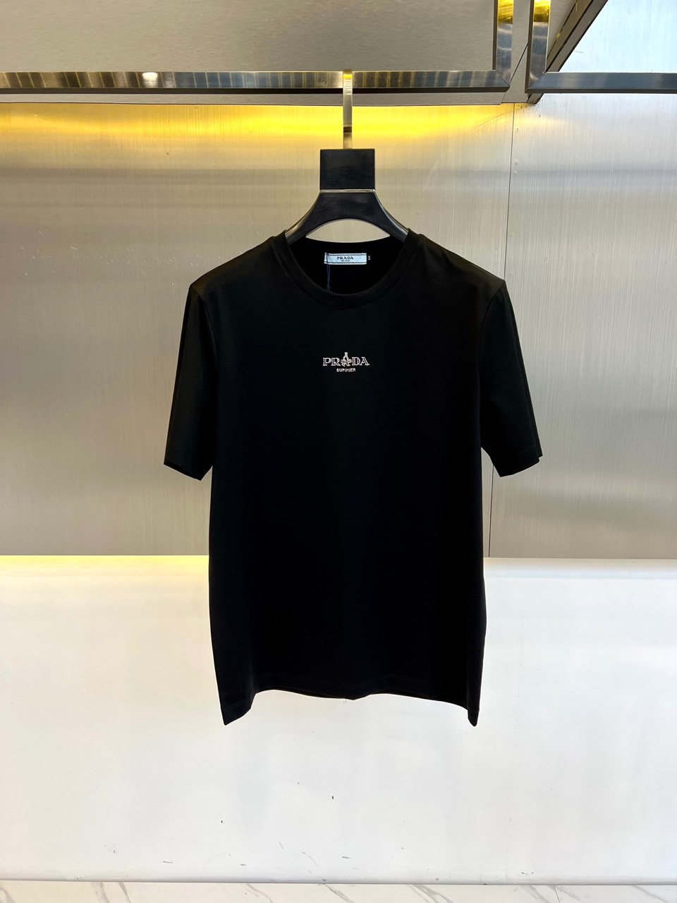 NO:133011,The main recommendation is Prad, 2025 men's new jersey round neck casual and versatile short-sleeved T-shirt, original fixed-knit ribbed, neat line. High-density knit ribbed round neck splicing, three-dimensional logo on the chest, fashionable and fashionable upper body, super age-reducing temperament, every detail is the ultimate, the upper body is excellent, and it is arbitrary and versatile!  48-56 (Please report height and weight by 173,140 catties upper body 50 sizes), prada, prada, T-shirt, tees, t-shirt, alexander wang19860909主推 Prad普拉、2025男士新款平纹针织布圆领休闲百搭短袖T恤,原版定织罗纹,车线整齐.高密针织罗纹圆领拼接,胸前立体logo,上身时髦洋气、超级减龄显气质,每个细节做到极致,上身效果极赞,随意百搭！48-56（下单请报身高体重,模特173,140斤上身50码）,,prada,prada,T-shirt,tees，t-shirt,alexander wang,Men's clothing