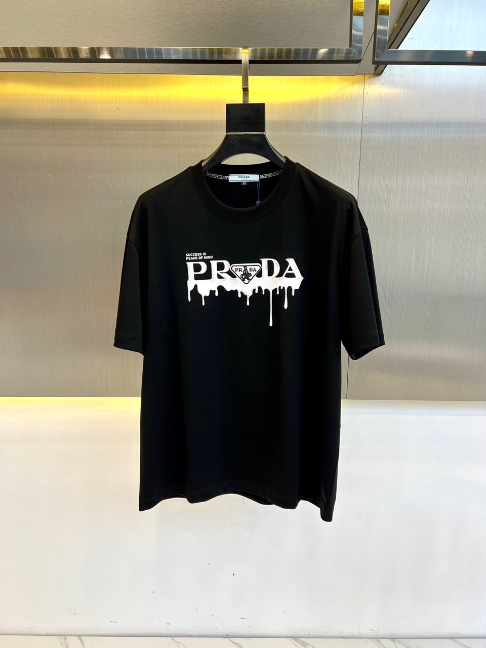 NO:133008,The main recommendation is Prad Prada, 2025 summer men's round neck, fashionable three-dimensional letter casual European cotton short-sleeved T-shirt, selected customers to make imported pure cotton material, high-density rib splicing on the neck, and the same cylinder is fixed to ensure no color difference. The whole T-shirt fabric is comfortable and skin-friendly, absolutely beyond your imagination, the upper body is refreshing, breathable and not stuffy, and the quality is absolutely invincible. The logo is made of imported environmentally friendly paste and multi-layer printing technology. The color texture and uniformity of the pattern are so perfect that it cannot be picked, which is quite fashionable and brand recognition!  Extremely exquisite basic style cutting and wide-edge reinforcement of shoulder corners make the upper body more upright and stylish!  48-56 (model 173, 143 catties upper body 50 sizes), prada, prada, T-shirt, tees, t-shirt, alexander wang19860909主推 Prad普拉达、2025夏季男士圆领时尚立体字母休闲欧棉短袖T恤,甄选客供进口纯棉材质制成,领口高密罗纹拼接,同缸定染保证无色差,整件T恤面料舒适亲肤程度绝对超乎你的想象,上身清爽透气不闷热,品相绝对堪称无敌.Logo采用进口环保浆料及多层印刷工艺打造,图案的色泽质感与均匀程度均完美到无法去挑剔,相当具有时髦感与品牌辨识度！精湛无比的基础版型裁剪,肩角宽边加固处理,使得上身更加立挺有型！48-56（模特173,143斤上身50码）,,prada,prada,T-shirt,tees，t-shirt,alexander wang,Men's clothing