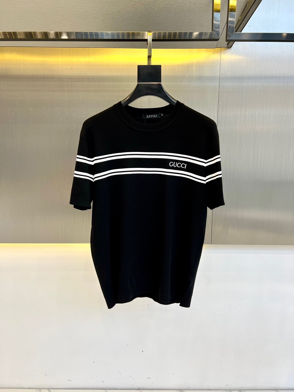 NO:133005,The main recommendation is Gucc Gucci, the new short-sleeved round-neck T-shirt in spring and summer 2025. Breathable, thin and skin-friendly are the first choice for short-sleeved summer!  Selected Yilit fabrics woven by Japan Island fine horizontal machine are breathable, smooth and undeformable, and can be machine washed, cannot be pilled and linted. Q is elastic and silky, elastic but not tight, and is free to move without restriction. Unique mecha style jacquard, exquisite and age-reducing, fashionable and irregular mechanical jacquard, tough cutting shape, and strong three-dimensional sense enrich the whole garment, with a full sense of design, and a classic round neck design. The back collar is designed with contrasting lines and full of details, highlighting the meticulous pursuit of high quality!  48-56 (model 173, 143 catties upper body 50 sizes), gucci, gucci, T-shirt, tees, t-shirt, alexander wang19860909主推 Gucc古驰、2025春夏新品短袖圆领T恤,透气轻薄亲肤才是夏天短袖的首选条件！精选日本岛精横机织造的伊力特面料,透气顺滑不变形,可机洗不起球不起毛 Q弹丝滑,弹而不绷,活动自如不受限独特机甲风提花,精致又减龄,时尚满分不规则的机械感提花,硬朗的切割形状,强烈的立体感丰富了整件成衣,设计感满满经典圆领设计,后领口采用撞色线条设计细节满满,凸现了对高品质的细致追求！48-56（模特173,143斤上身50码）,,gucci,gucci,T-shirt,tees，t-shirt,alexander wang,Men's clothing