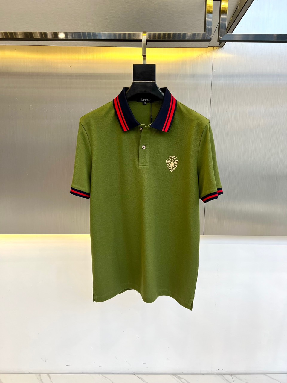 NO:133002,The main products are Gucc and 25FW new products are available for commercial and casual men's short-sleeved polo shirts. They are made of the noble Tiansi Zhu Digao in cotton, combined with LYCRA's new fiber interwoven and blended. They are also sorted through complex and advanced liquid mercerization. They are not pilled, have a delicate feel, have a texture, are very moisture-absorbing and breathable, and are comfortable to wear when worn close to the body. The fabric has a skin-friendly and delicate touch like a mousse, and has the characteristics of being firm and not wrinkled, durable to wear, and not easy to deform. The details in each part are quite exquisite and not vulgar, and the upper body is elegant and simple and not vulgar. Fashionable and versatile single product!  48-56 (model 173, 143 catties upper body 50 sizes), gucci, gucci, T-shirt, alexander wang19860909主推 Gucc古驰、25FW新品发售商务休闲男士短袖polo衫,选用棉中贵族的天丝朱棣高,配合莱卡(LYCRA)新型纤维交织混纺.并经过复杂先进的液氨丝光整理.不起球,手感细腻,有肌理感,极具吸湿透气性,贴身着穿亲肤舒适.让面料拥有慕斯般的亲肤细腻触感,并且具有挺括不易皱,耐穿洗,不易变形等特性.每一处的细节都是相当的精致跟不俗,上身大气简约又不俗气.时尚百搭单品！48-56（模特173,143斤上身50码）,,gucci,gucci,T-shirt,alexander wang,Men's clothing