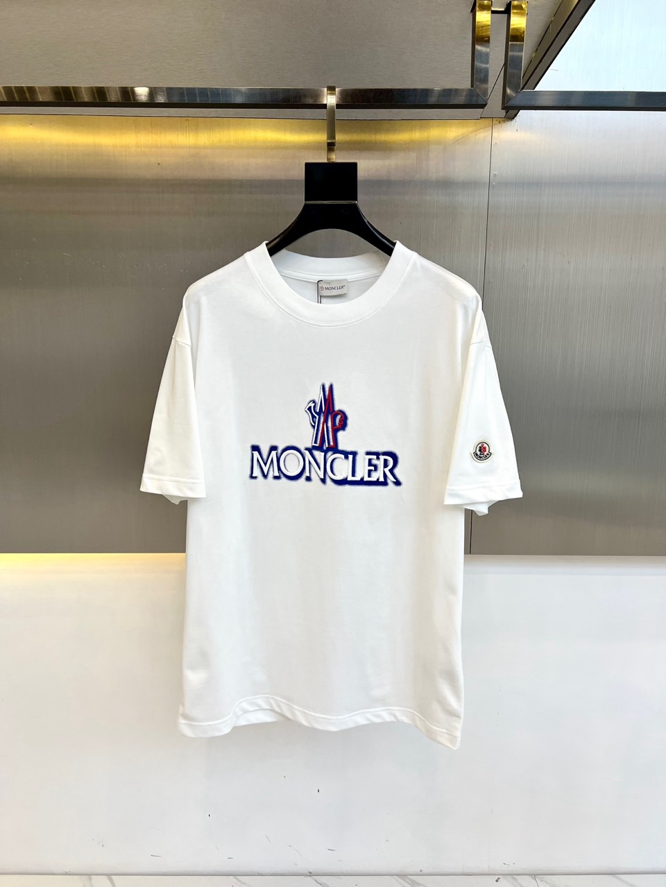 NO:510154,g Mon mask, 2025s spring and summer new logo logo loose and slim casual round neck short-sleeved T-shirt. The overall texture of pure cotton high-subject fabric is extremely comfortable and has excellent skin-friendly effect. The overall loose style configuration is more youthful and sports style, and the upper body is atmospheric, with excellent effect. The combination is more worry-free and effort-saving. Whether it is casual sports or high street travel, you can easily control it!  48-54 (model 173, 143 catties upper body 50 sizes), Moncler, T-shirt, tees, t-shirt, alexander wang19860909g Mon蒙口、2025s春夏新款新标字母logo宽松显瘦休闲圆领短袖t恤.纯棉高支数面料整体的触感极为舒适,亲肤效果也是极佳.整体宽松的版型配置,更具青春运动风格,上身大气出彩,效果极佳,搭配更是省心省力,无论是休闲运动还是高街出行,都能轻松驾驭！48-54（模特173,143斤上身50码）,,Moncler,T-shirt,tees，t-shirt,alexander wang,Men's clothing