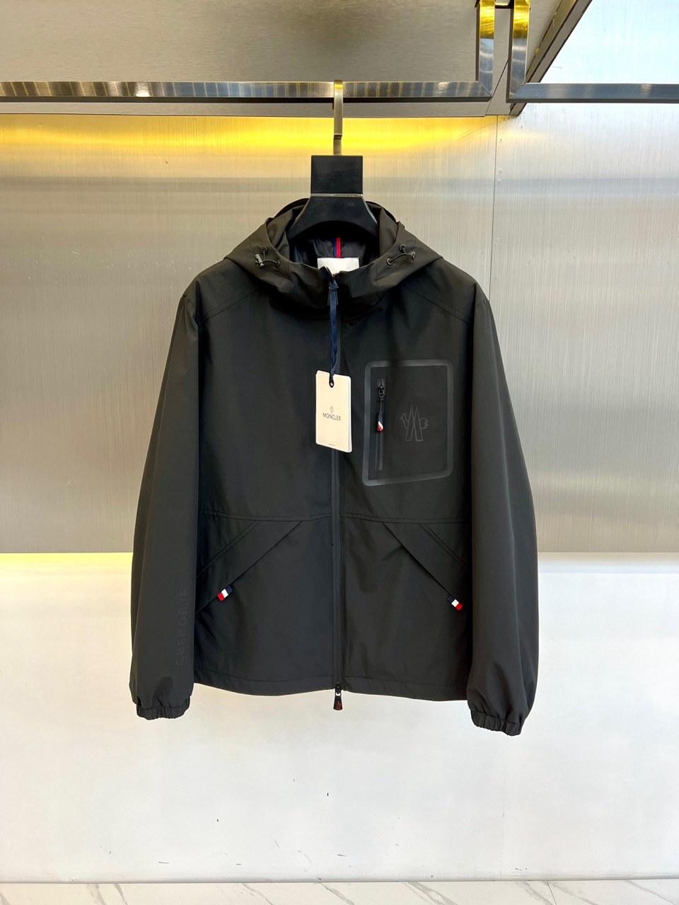 NO:132992,Moncler cover, 2025 spring outfit outdoor Cormet men's hooded jacket jacket. Cormet hooded jacket is specially designed for outdoor sports enthusiasts. It is made of long-lasting and solid functional soft shell material. The adjustable hood is equipped with nylon lining and brim for additional protection. It is equipped with transparent chest pockets, embellished with elastic nylon details, making it easy to carry sports supplies with you. Designed for outdoor activities, it is made of soft shell material, the adjustable hood is equipped with a brim, paired with elastic nylon lining, functional look zipper opening and closing, the pocket is equipped with functional look zipper, and the chest is equipped with zipper patch pockets, decorated with double-layer four-way elastic nylon details. Size 1-5 (model 173, 143 catties upper body 2 sizes),,christian louboutin,Moncler, jackets & coats, jackets &  coats, hats, alexander wang19860909Moncler蒙口、2025春装 户外Cormet男士连帽夹克外套.Cormet连帽夹克专为户外运动爱好者打造.采用经久牢固的功能性软壳材料制成.可调节兜帽配有尼龙衬里和帽檐,提供额外保护.配有透明胸袋,点缀弹力尼龙细节,便于随身携带运动用品.专为户外活动设计,采用软壳材料制成,可调节兜帽配有帽檐,搭配弹性尼龙衬里,功能性look拉链开合,口袋配有功能性look拉链,胸前设有拉链贴袋,饰以双层四向弹力尼龙细节.1-5码（模特173,143斤上身2码）,,christian louboutin,Moncler,jackets & coats,jackets & coats,hats,alexander wang,Men's clothing