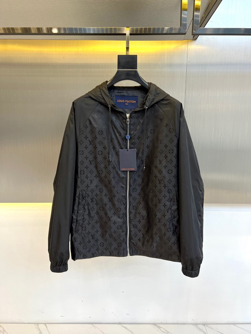 NO:132990,1v, Donkey House 25ss's latest product in early spring, Donkey House classic presbyterian jacket hooded jacket, handsome and stylish design!  A versatile must-have item, a fashionable brand, easily creates a cool and handsome atmosphere. The printed brand is full of old-fashioned sense, and the low-key and fashionable contrasting design is particularly eye-catching. The loose style is versatile and can be controlled by any figure!  Original custom imported memory silk fabric is light and breathable!  A full set of mold opening hardware accessories. The workmanship quality depends on the details!  48-56 (model 173, 143 catties upper body 50 sizes), louis vuitton,louis vuitton,jackets & coats,jackets & coats,hats,alexander wang198609091v、驴家25ss早春最新品 驴家经典老花夹克连帽外套,设计帅气有型！百搭必备单品,时尚潮牌, 轻松营造酷帅氛围感 ,满印的品牌老花高级感满满,在低调又时髦撞色设计特别吸睛,宽松版型百搭人,任何身材都能驾驭！原版定制进口记忆丝面料质感轻盈透气！全套开模五金配件.做工品质看细节！48-56（模特173,143斤上身50码）,,louis vuitton,louis vuitton,jackets & coats,jackets & coats,hats,alexander wang,Men's clothing