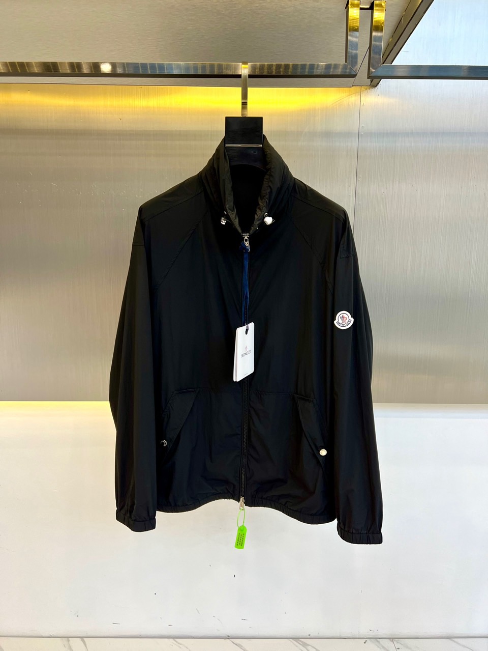 NO:132988,Mon cover, men's hidden hooded casual jacket, spring and summer thin jacket, sun protection clothes. Ultralight four-sided elastic sun protection fabric, full-pressure glue waterproof and breathable process. Sun protection performance UPF15 , super water-repellent performance, can reach level 4 after washing, absorb sweat and remove moisture, keep the body dry, light, thin, and stylish at all times, soft, elastic and smooth, spliced ​​decorative fabric nylon   15 elastic pull-up frame, making the fabric wear-resistant and elastic, and the ready-to-wear has a strong sense of muscles and bones!  Excellent choice for casual outdoors. 48-56 (please report height and weight by placing an order), Moncler, jackets & coats, jackets & coats, hats, alexander wang19860909Mon蒙口、男士隐藏连帽休闲夹克春夏装薄款外套防晒衣.超轻四面弹力防晒面料,全压胶防水透气工艺.防晒性能UPF15 ,超强防泼水性能,洗后可达4级,吸汗排湿,让身体时刻保持干爽轻薄有型,软弹爽滑,拼接装饰面料尼龙 15弹力拉架,让织物耐磨耐穿富有弹性,成衣有很强的筋骨感！休闲户外绝佳选择.48-56（下单请报身高体重）,,Moncler,jackets & coats,jackets & coats,hats,alexander wang,Men's clothing