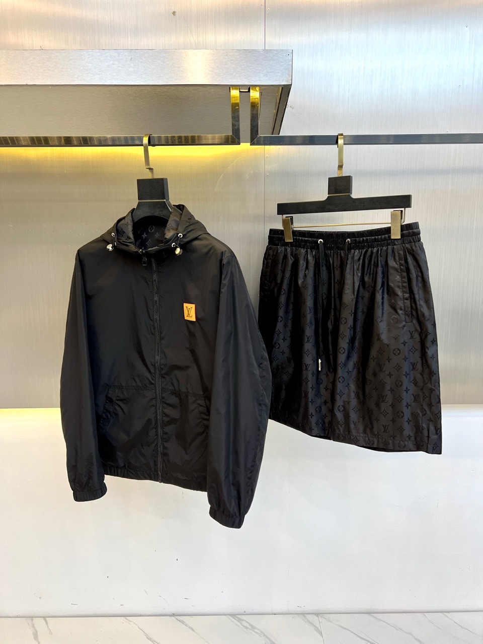 NO:159736,1v Vadern, 2025FW Spring and Summer Men [Double-sided Wear] Hooded Jacket   Shorts Set, Casual Daily Wearing Products!  The upper body is decorated with body shape and jacquard fabric perfectly combines fashion aesthetics and new urban business and leisure concepts. Different styles are available for you to choose. Classic styles are never out of date. A jacket unlocks all-round styles. Simple but not simple, details show quality. I want to both temperature and demeanor. Break the convention and wear it out. Trends are fleeting, style is always light and comfortable, and move freely. The aura is fully open, and you wear it out your attitude. No fear of challenges. Youthful vitality, cost-effective choice. The whole body interprets the Italian-style ability and outdoor functional style, both solemn and harmonious, creating a unique styling item. It is quite personal and elegant detail processing, enriching the overall vision. It is hard to find!  48-56 (please report height and weight by placing an order), shorts, jackets & coats, jackets & coats, hats, alexander wang198609091v威登、2025FW春夏男士【双面穿】连帽夹克 配短裤套装,休闲日常穿搭单品！上身修饰身形、提花面料将时装美学和新都市商务休闲概念完美融合,不同风格任你选,经典款,永不过时 一件外套,解锁百变风格 简约而不简单,细节彰显品质.温度与风度,我都要.打破常规,穿出自我.潮流易逝,风格永存 轻便舒适,活动自如.气场全开,穿出你的态度 无惧挑战 青春活力,性价比之选 通体将意式的干练和户外功能性风格极致诠释,亦庄亦谐,塑造出别具一格的造型单品,颇为个性且雅痞的细节处理,丰富了整体视觉.可遇而不可求！48-56（下单请报身高体重）,,shorts,jackets & coats,jackets & coats,hats,alexander wang,Men's clothing