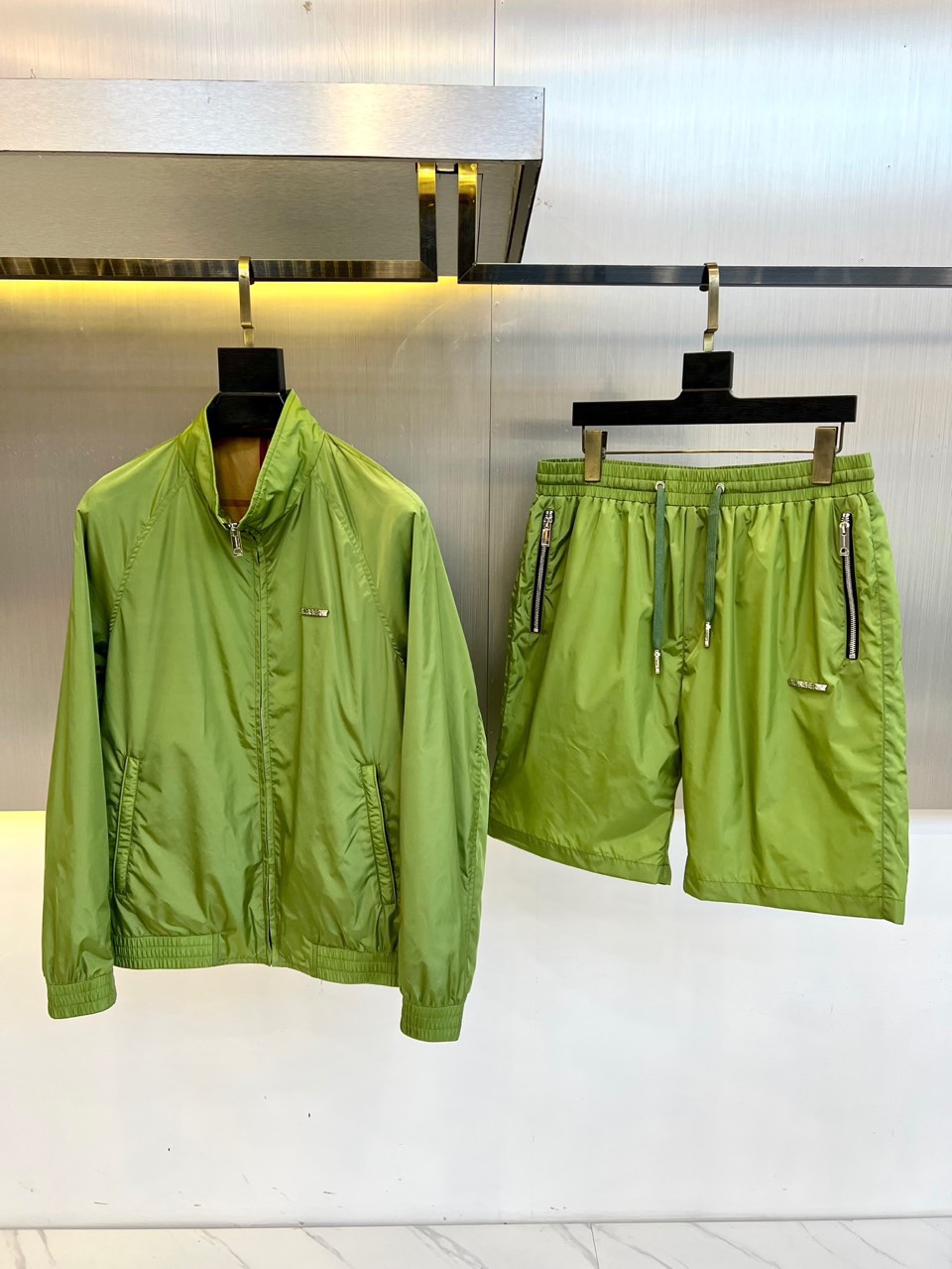 NO:159738,Burberry, 2025FW spring and summer men's stand-up collar design jacket   shorts suit, casual and daily wear items!  The upper body is decorated with the shape and fabrics that perfectly combine fashion aesthetics and the concept of new urban business and leisure. Different styles are available for you to choose. Classic styles are never out of date. A jacket unlocks all-round styles. Simple but not simple, and details show quality. I want to both temperature and demeanor. Break the convention and wear it out. Trends are fleeting, and the style is always light and comfortable, and move freely. The aura is fully open, and you wear it out your attitude. No fear of challenges. Youthful vitality, cost-effective choice. The whole body interprets the Italian-style ability and outdoor functional style, both solemn and harmonious, creating a unique styling item. It is quite personal and elegant detail processing, enriching the overall vision. It is hard to find!  48-56 (please report height and weight by placing an order), burberry, burberry, shorts, jackets & coats, jackets & coats, alexander wang19860909Bur巴宝莉、2025FW春夏男士立领设计夹克 配短裤套装,休闲日常穿搭单品！上身修饰身形、面料将时装美学和新都市商务休闲概念完美融合,不同风格任你选,经典款,永不过时 一件外套,解锁百变风格 简约而不简单,细节彰显品质.温度与风度,我都要.打破常规,穿出自我.潮流易逝,风格永存 轻便舒适,活动自如.气场全开,穿出你的态度 无惧挑战 青春活力,性价比之选 通体将意式的干练和户外功能性风格极致诠释,亦庄亦谐,塑造出别具一格的造型单品,颇为个性且雅痞的细节处理,丰富了整体视觉.可遇而不可求！48-56（下单请报身高体重）,,burberry,burberry,shorts,jackets & coats,jackets & coats,alexander wang,Men's clothing