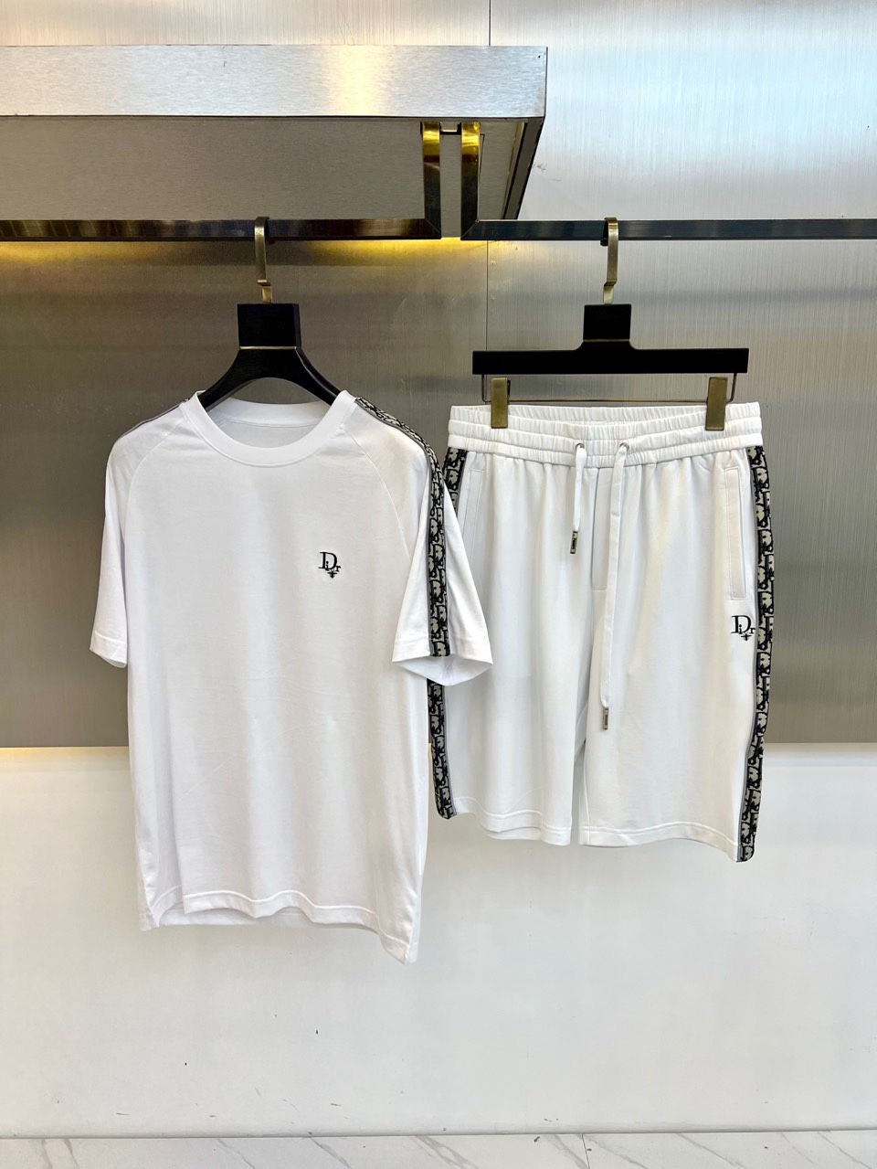 NO:159740,Dior, 25 spring and summer new sports and leisure suit, foreign trade company orders top quality, perfect counter, Italian customers supply imported European cotton fabrics, smooth and delicate, first choice for close-fitting wear, customized threads, senior tailor three-dimensional tailoring, extremely exquisite craftsmanship, meticulous details further demonstrate the quality of its big brand without any constraints!  48-56 (please report height and weight by 173, 140 catties upper body 50 sizes), dior, alexander wang19860909Dior、25年春夏季新款运动休闲套装,外贸公司订单顶级品质,完胜专柜,意大利客供进口欧棉面料,顺滑细腻,贴身穿着首选,定制螺纹,资深裁缝立体剪裁,工艺做工极其讲究,一丝不苟的细节更彰显其大牌品质感没有任何束缚！48-56（下单请报身高体重,模特173,140斤上身50码）,,dior,alexander wang,Men's clothing