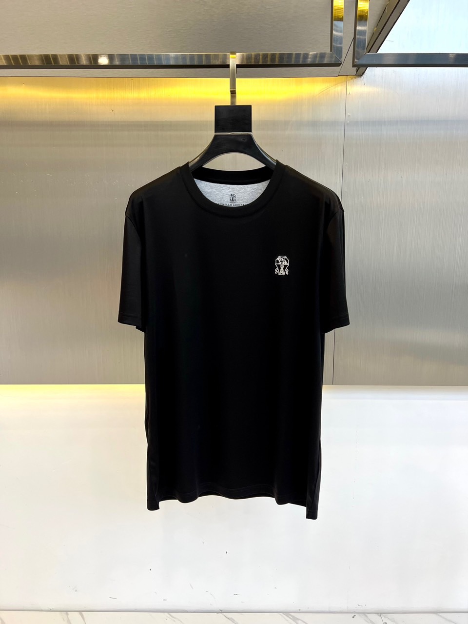 NO:460503,Brunello Cucinelli/ Brunello Cucinelli, 2025 spring and summer new BC iconic round neck inner short-sleeved T-shirt top BC OLD MONEY Lao Qian’s favorite, coconut tree pattern embroidery, wash casually without deformation. A slightly loose basic version with slits on both sides of the hem, meeting the simple needs of commuters for dress. The upper body is very effective and looks slim. A seemingly simple short T-shirt can also be worn to show good taste. The upper body is handsome and stylish, looks young and has a connotation, full of style, and can be matched at will forever, easily leading the latest fashion trends. A must-have for high-end business men!  48-56 (model 173, 143 catties upper body 50 sizes), brunello cucinelli, T-shirt, tees, t-shirt, alexander wang19860909Brunello Cucinelli/ 布鲁内洛 库奇内利、2025春夏新款BC标志性圆领内搭短袖T恤上衣 BC款OLD MONEY老钱最爱,椰树图案刺绣,随便洗涤不变形.稍带宽松的基础版型,下摆两侧开衩,满足通勤人们对于着装的简约需求,上身效果很好,显瘦,看似简单的短T衫也能穿出好品味. 上身帅气有型,显年轻有内涵,逼格满满,商务体闲皆可随意搭配,轻松引领最新时尚潮流,高端商务型男必备尚品！48-56（模特173,143斤上身50码）,,brunello cucinelli,T-shirt,tees，t-shirt,alexander wang,Men's clothing