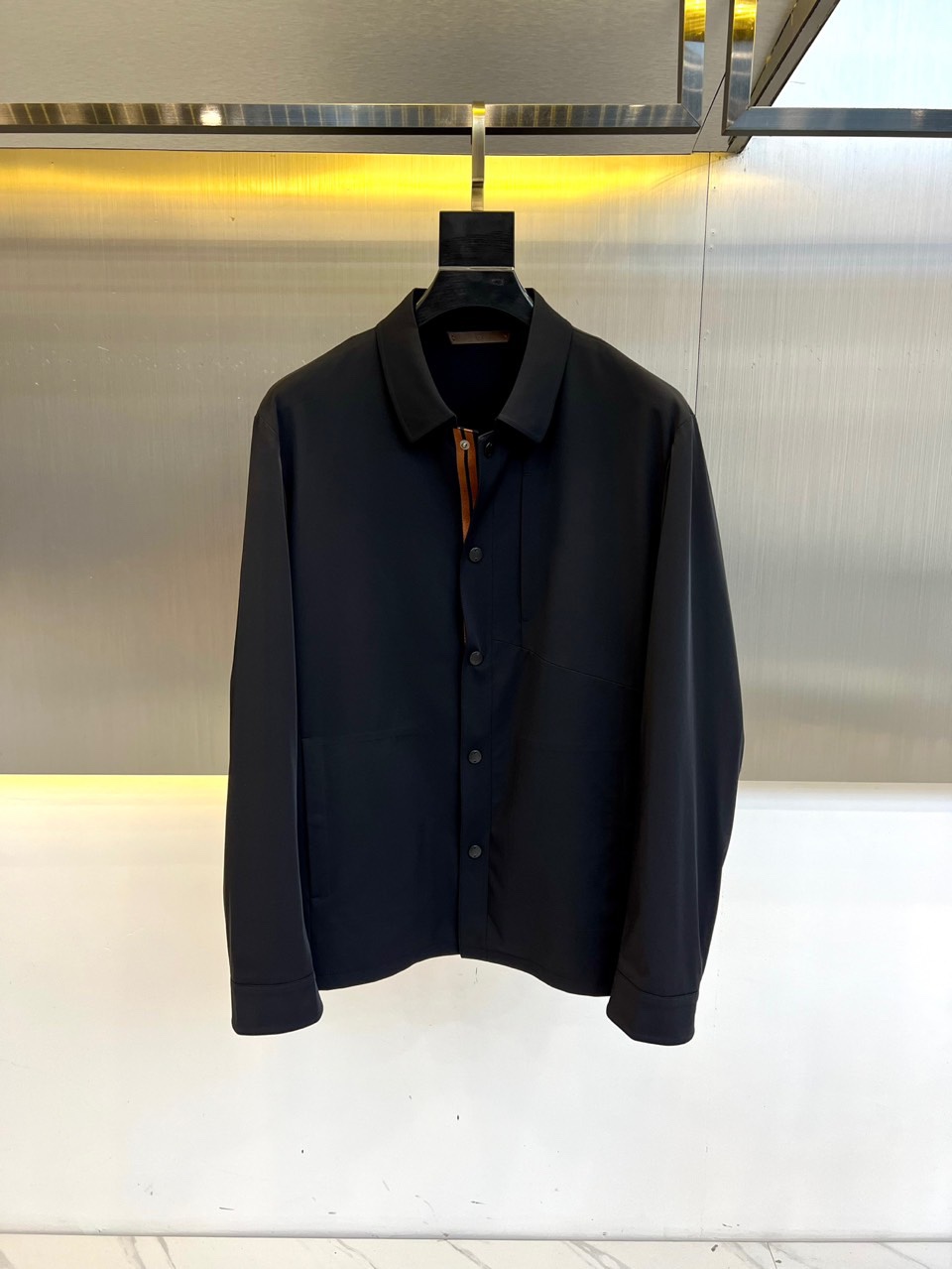 NO:132504,Zenga Zenia and Z Yajia Spring and Autumn New Chest Pocket Windproof Business Casual Lapel Jacket Jacket. Fashionable Standing Collar Design Men's Jacket, Fashion Casual Jacket, uses high-end and top-comfort fabric, and the texture is high-end and delicate, both business and casual styles. The style is versatile and suitable for all occasions, and anyone can easily control it!  48-56 (model 173, 143 catties upper body 50 sizes), zegna, jackets & coats, jackets & coats, alexander wang19860909Zenga杰尼亚、Z亚家春秋新款胸前口袋防风商务休闲翻领夹克外套.时尚立领设计男士外套,时尚休闲外套夹克 ,采用高档顶级舒适面料面料的质感很高档细腻,商务休闲兼备款,款式百搭适合各种场合 ,任何人都可以轻松驾驭！48-56（模特173,143斤上身50码）,,zegna,jackets & coats,jackets & coats,alexander wang,Men's clothing