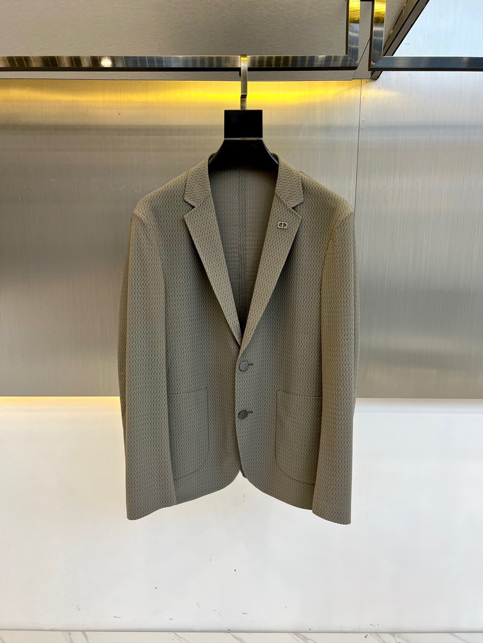 NO:132506,Dio, SS Spring and Summer New Products, Men's Hidden Jacquard Two-Piece Buckle Business Casual Versatile Slim Suit Single Jacket!  The imported nylon fiber blended fabric is made of woven in a golden ratio, making the fabric both soft and shiny silky and has the unique dryness and wideness of linen!  A suit that is good-looking and has both quality and style. Single-size is an indispensable item in the wardrobe. It is a killer-level unique weapon for out-of-stage style. It has unique attribute functions that can be worn across the four seasons!  48-56 (model 173, 143 catties upper body 50 sizes),,dior,dior,jackets & coats,business suit,gold,alexander wang19860909Dio迪奥、 ss春夏新品,男士隐提花两粒扣商务休闲百搭修身西服单西外套！选用进口锦纶纤维混纺面料,以黄金比例织造而成,使得面料既有丝的柔美光泽,又具有亚麻特有的干爽挺阔！高颜值且品型兼备的一款西装,单西属于衣橱不可或缺的必备单品,属于出街拗造型的杀手锏级的独门利器,具备独特的属性功能可以横跨四季穿搭！48-56（模特173,143斤上身50码）,,dior,dior,jackets & coats,business suit,gold,alexander wang,Men's clothing