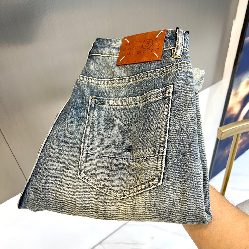 NO:132534,Maison Margiel, mm6 Magiel Ss Early Spring New Jeans, this series talks about the delicate creativity of mm6 and the relaxing optimism. Sticking straight jeans, Magiel's latest four-sided mark, the splicing of the front body lengthens the legs, after multiple washes, polishing, the back-up process, high-end denim texture, and the overall body form a visual experience, very design sense, the classic wash water is super beautiful, the same style as men and women, the fabric is soft and comfortable, and effortlessly wears fashionable. 29-38 (no 37),,masion margiela,masion margiela,jeans,alexander wang19860909Maison margiel马吉拉、mm6 马吉拉 ss早春新品牛仔裤,该系列讲mm6的微妙创造力与令人放松的乐观主义相结合.贴直筒牛仔裤,马吉拉最新四边标,前身拼接处拉长腿部例,经过多道水洗,打磨,后整工艺,高级牛仔肌理,和裤身整体形成了视觉体验,很有设计感,经典洗水上身超级好看,男女同款,面料柔软舒服,不费力的穿出时髦感.29-38（无37）,,masion margiela,masion margiela,jeans,alexander wang,Men's clothing