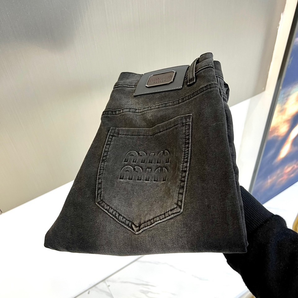 NO:132524,Miumiu and 25ss new jeans high-end denim fabrics with beautiful colors and slim fit styles. Micro-stretch fabrics are free and versatile. They will not deform after washing for a long time and will not change color. The upper body effect is excellent. The elegant and elegant tailoring is constantly innovating, but always maintaining noble and elegant style and taste. The style is small straight and fashionable!  Customized original logo LOGO waist brand design!  The fabric is made of imported Turkish cotton!  My upper body is not stiff, I highly recommend it if I like his design!  29-38, No 37 (please report your weight in waist circumference by placing an order), miumiu, jeans, alexander wang19860909Miumiu缪缪、 25ss新品牛仔裤 高端牛仔面料 色泽靓丽,修身版型 微弹力面料 随意百搭 久洗不变形 不变色 上身效果极佳.大方优雅的剪裁,设计不断创新却始终保持着高贵优雅的风格和品位 版型小直筒 时尚佳品！定制原版标志LOGO腰牌设计！面料采用进口土耳其棉花面料！上身不僵硬,喜欢他家设计的强烈推荐！29-38,无37（下单请报身重腰围）,,miumiu,jeans,alexander wang,Men's clothing