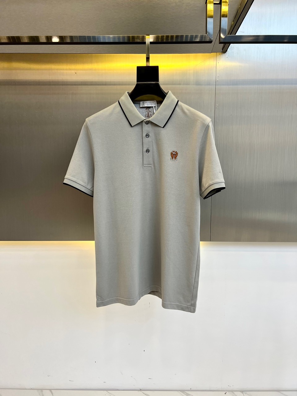 NO:132532,BC25s spring and summer new mesh mercerized cotton base lapel short Tee, classic badge embroidery pattern business casual short-sleeved Polo shirt!  This Polo shirt uses customized mesh mercerated cotton fabric, which feels thin and silky, giving you an unparalleled wearing experience!  Its excellent breathable and sweating performance allows you to feel a comfortable and non-soft feeling in the hot summer!  The classic badge logo on the chest has a striking and unique pattern, which not only highlights the brand's luxury identity, but also adds a unique charm to your outfit!  The basic straight-tube style of this Polo shirt is smooth and standard, and it can show you confidence and elegance in both business occasions and casual times!  M-4XL (model 173, 143 catties upper body L size), T-shirt, alexander wang19860909BC25s春夏新款网眼丝光棉布基础翻领短Tee,经典徽章刺绣图案商务休闲短袖Polo衫！这款Polo衫选用了客供定制的网眼丝光棉布面料,手感轻薄且丝滑,带给您无与伦比的穿着体验！其绝佳的透气排汗性能,让您在炎炎夏日也能感受到舒爽无闷热的感觉！胸前的经典徽章标识,图案醒目而独特,不仅凸显出品牌高奢的身份,更为您的穿搭增添了一份独特的魅力！这款Polo衫的基础直筒版型,裁剪流畅且标准,无论是商务场合还是休闲时光,都能让您展现出自信和优雅的气质！M-4XL（模特173,143斤上身L码）,,T-shirt,alexander wang,Men's clothing