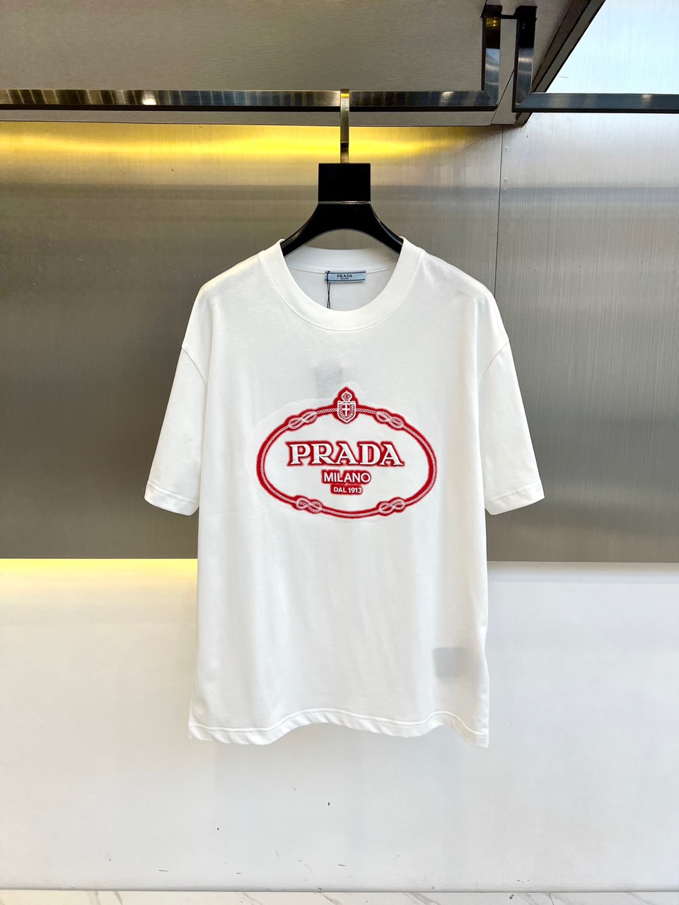 NO:162828,Prada/Pra, 2025 Men's logo printed jersey T-shirt short-sleeved. This jersey T-shirt is made of square silhouette, paired with long sleeves and ribbed knitted round neck. Contrast color printed logo creates a dazzling style, and the iconic fabric triangle logo gives a stylish and simple atmosphere. ·Savoy logo print·Current version ·Rick knit round neck·Short sleeve ·Fabric logo and tailored logo. 48-56 (model 173,143 catties upper body 50 sizes),,prada,prada,T-shirt,tees,t-shirt,alexander wang19860909Prada/普拉、2025男士徽标印花平纹针织T恤短袖.这款平纹针织T恤采用方正廓形,搭配长袖与罗纹针织圆领.撞色印花徽标打造令人眼前一亮的款式,标志性织物三角形徽标赋予时尚简约的气息. ·Savoy徽标印花·方正版型 ·罗纹针织圆领·短袖 ·织物徽标和精裁标识. 48-56（模特173,143斤上身50码）,,prada,prada,T-shirt,tees，t-shirt,alexander wang,Men's clothing