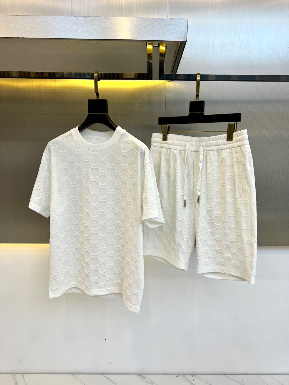 NO:133606,Gucc and 25s spring and summer latest old-fashioned elements relief jacquard short-sleeved casual sports suits, young and fashionable reveal temperament and the concept of fashion is the summer short-sleeved shirt, classic white   presbyterian letters full print design, classic presbyterian elements and classic back embellishments, and the recognition is self-evident. Even if you wear it alone, you are very good at wearing it. Shirts and shorts are straight and loose cut styles, not picky at all. Both men and women can easily control it, and they have their own characteristics. Customized fabrics are very silky and simple and rich in clothes. The cotton base cloth feels skin-friendly, delicate and breathable, and it is more comfortable to wear. The feel and texture of the upper body are very good. It is very outstanding when worn casually, the same style for men and women!  48-56 (please report height and weight by placing an order),,gucci,gucci,shorts,shirts,T-shirt,alexander wang19860909Gucc古驰、25s春夏最新老花元素浮雕提提花短袖休闲运动套装 ,年轻时髦中透露出气质,时尚的概念,当属夏季短袖衬衫力推,经典白 老花字母图案满印设计,经典老花元素以及后背经典反表点缀,辨识度不言而喻,时髦休闲范哪怕是单独搭配单穿,都是穿出去非常能打的款. 衬衫以及短裤都是直筒宽松的裁剪版型,一点也不挑身形,男女都能轻松驾驭,足够有自己的特色,客供定制的面料,丝滑感十足,衣服简约也丰富,棉质的底布触感亲肤,细腻透气,穿着更加舒适,手感和上身的质感都很佳,随便穿穿就很出众的款,男女同款！48-56（下单请报身高体重）,,gucci,gucci,shorts,shirts,T-shirt,alexander wang,Men's clothing