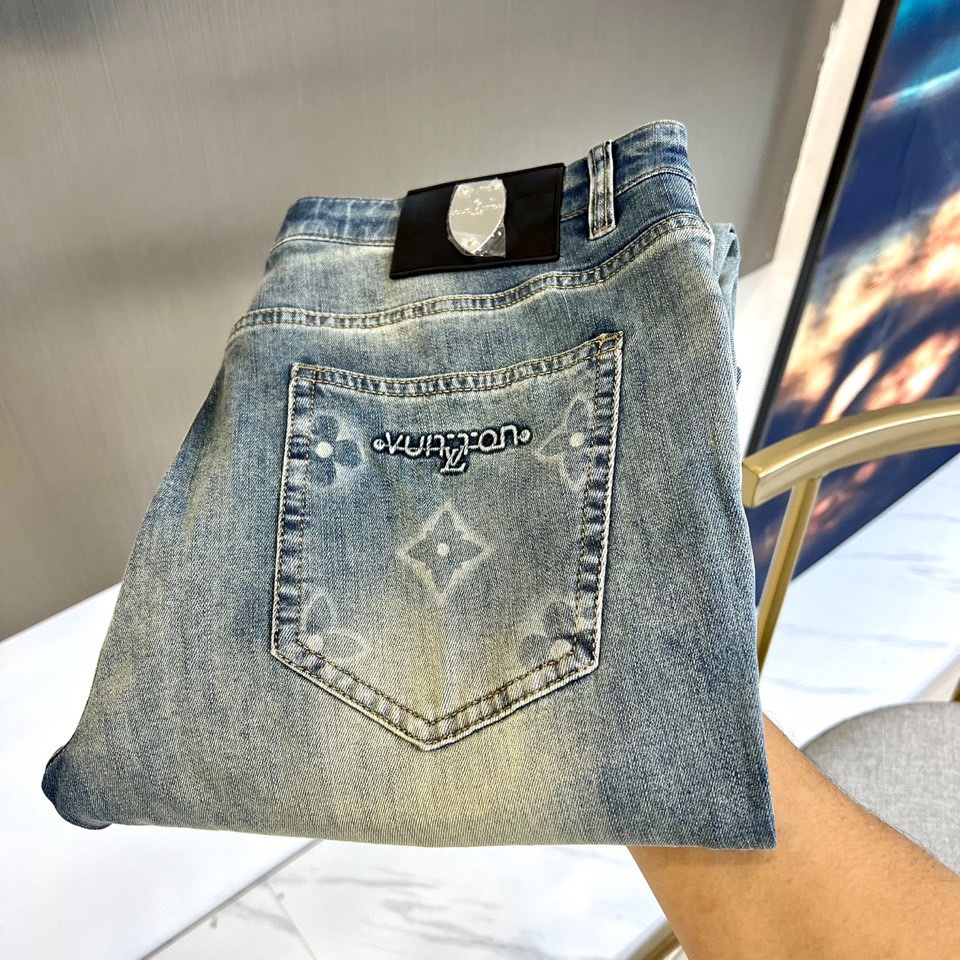 NO:133612,1v. New spring and summer style men's five-pocket jeans, the fabric contains leica leica fiber, which moves with you, is loyal to the original shape, incorporates elastic fiber, pure green and pollution-free cotton, it feels comfortable and slightly elastic, and the upper body has no sense of restraint. The overall solid color is simple, and there is only the same color embroidery logo on the back pocket, and the brand elements are very strong. Classic jeans five-pocket style The thickness of the fabric is moderate, comfortable and breathable, and the three-dimensional tailoring is a slightly slim-fitting style. It is easy to wear and versatile, and is compatible with various outfit types!  29-36 (none 35), jeans,alexander wang198609091v、春夏新款男士五口袋牛仔裤,面料含有莱卡莱卡纤维,随身而动,忠于原有衣形,融入弹力纤维,纯绿色无污染的棉花,手感舒适微微有弹力,上身没有束缚感,整体纯色简洁设计,只在后口袋处有同色系标志绣标,品牌元素极强.经典牛仔裤五口袋的款式 面料厚度是适中,舒适透气,立体剪裁整体略修身,基础好穿又百搭的一款牛仔裤装,兼容各种穿搭类型！29-36（无35）,,jeans,alexander wang,Men's clothing