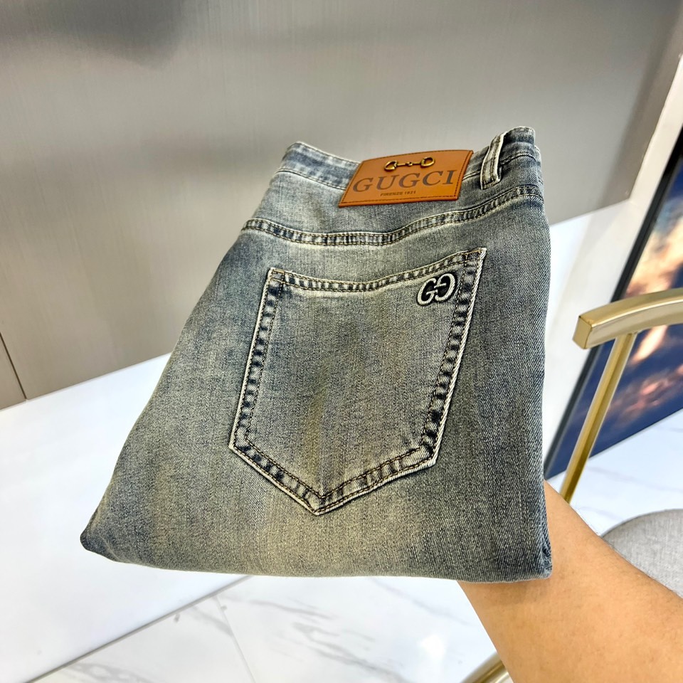 NO:133615,GUCC Gujia, early spring new product classic men's tannins slim and fashionable washing jeans, pure Hong Kong foreign business channel goods, classic star-grade items, denim jeans are essential items in the closet, and are a tool for daily mixing and matching and styling. Every detail is enough to taste!  The classic overall design carries the ancient style, rich literary and retro colors, and the iconic logo waist logo has been reshaped again. The innovative leather logo is very stunning, bringing the overall modern retro tone and fashionable feeling to the extreme, and greatly enriching the overall vision!  The style is perfectly tailored, satisfied with everyday outfits, full of upper body styles, must-have trousers for quality control and ancient masturbation control!  29-36 (none 35), gucci, gucci, jeans, alexander wang19860909GUCC古家、早春新品经典男士单宁修身时尚水洗牛仔裤,纯正 香港洋行渠道货 经典明星级单品,丹宁牛仔裤属于衣橱的必备单品,属于日常混搭和造型的利器 每个细节皆足矣品味！经典整体的设计承载了古家风格,浓郁的文艺复古色彩,标志性logo腰牌标识再一次得到重塑,革新后的皮标非常惊艳,把整体的现代复古腔调及时髦感发挥到极致,且极大的丰富了整体的视觉！版型剪裁完美,满足于日常各种穿搭,上身型款十足,于品质控及古迷控者必入型裤装！29-36（无35）,,gucci,gucci,jeans,alexander wang,Men's clothing