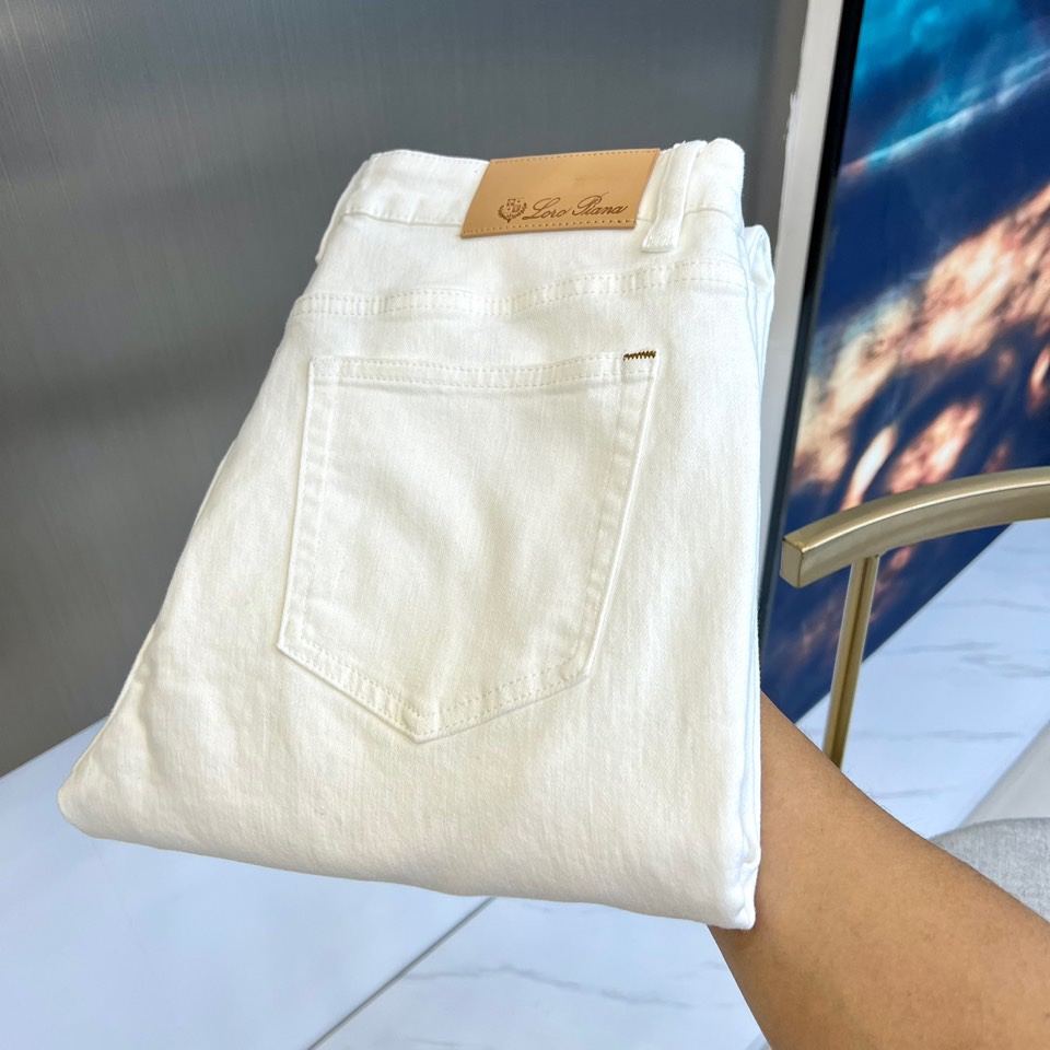 NO:133621,Loro Piana, new men's fashion high-end casual pants, produced in Japan, pure blood quality, perfectly continues the essence and genes of LP home. From the main fabric to the detailed craftsmanship, all show the ingenuity of quality, using multiple brand elements to interpret it, and selecting precious cowhide material to build a logo waist brand leather design!  Identity manifestation that belongs to the soul!  Customer-supplied high-end imported pure cotton fabrics, very high-end and fashionable detailed craftsmanship, red ear cloth is completed by a specific antique loom. This element represents the identity and rank of jeans, which is very worthy of careful appreciation!  In terms of matching, it is invincible and explains the versatility in place, with ingenious details and exquisite accessories. The auxiliary materials are all provided by foreign merchants. They are tailored and slim, and the upper body is lifted with an excellent effect. They are a styling item that is hard to come by!  29-38 (no 35,37), loro piana,loro piana,jeans,cowhide,alexander wang19860909Loro Piana诺悠翩雅、秋冬新品男士时装款高端休闲裤,日本原厂出品,纯血统品质,完美延续了LP家的精髓与基因,从主体面料到细节工艺,无不彰显出品质的匠心所在,运用多个品牌元素标识来诠释,选取矜贵的牛皮材质构建logo腰牌皮革设计！属于灵魂式的身份彰显！客供高级进口的纯棉面料,非常高级且时髦的细节工艺,赤耳布是由特定古董织布机完成,此元素代表着牛仔裤的身份及段位,非常值得细品悦人！在搭配上所向无敌,把百搭阐释到位,细节匠心考究,辅料皆为外商客供,剪裁合体修身,上身提臀效果绝佳,可遇而不可求的造型单品！29-38（无35,37）,,loro piana,loro piana,jeans,cowhide,alexander wang,Men's clothing