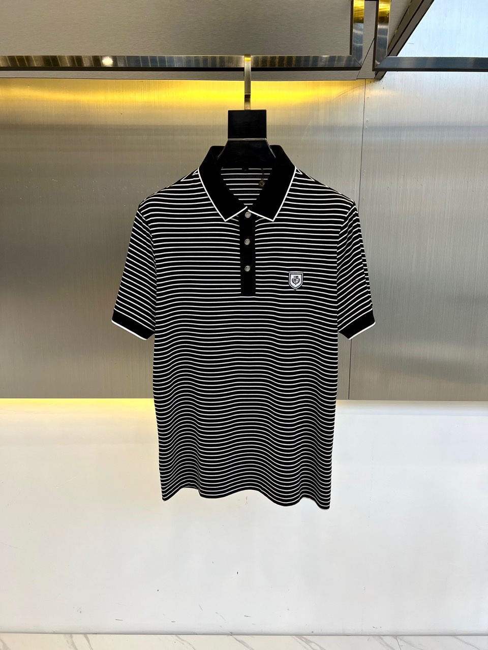 NO:133596,Loro Piana LSS spring and summer new mesh floor cotton contrast striped short-sleeved lapel short-sleeved T-shirt. The body is selected for custom-woven station cotton, and it is also a double-strand double-yarn configuration, high-density and high-strings, full of bones, three-dimensional pineapple-patterned bead floor, with a strong texture and soft wash!  The ribbed lapel of the mercerized flat weaving machine has high density and excellent gloss texture. The outer ring of the lapel is contrasted with jacquard stripes. The striped color matching is exactly echoing the inlay strips of the semi-zippered placket. The black and white strips make the lapel and placket look very eye-catching. In addition to the lining of the lapel, the straight body style and the belt are moderately loose, and the craftsmanship is according to the strict standards of high-end garments!  48-56 (model 173, 143 catties upper body 50 sizes), loro piana, T-shirt, tees, t-shirt, alexander wang19860909Loro Piana 诺悠翩雅LSS春夏新款网眼珠地棉布撞色条纹短袖翻领短袖T恤.衣身精选客供定织驻地棉,而且还是双股双纱的配置,高密高支,筋骨感十足,立体菠萝纹的珠地,肌理感极强,柔软水洗！丝光色织扁机罗纹翻领,高密度且光泽质感优秀,翻领外圈撞色了提花条纹,条纹的配色与半拉链门襟的镶嵌条正好呼应,黑白色的相间条,衬得翻领和门襟很是醒目.翻领的内圈在加了衬条之外,直身版型,带适度松量,工艺按照高级成衣的严格标准！48-56（模特173,143斤上身50码）,,loro piana,T-shirt,tees，t-shirt,alexander wang,Men's clothing