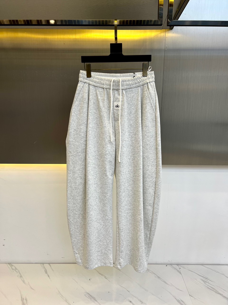 NO:133599,Alo Yoga, a high-end outdoor clothing brand in the United States. Alo Yoga is not only a clothing brand, but also a disseminator of a life attitude. It advocates a conscious exercise to stimulate people's health awareness and creativity. The new drawstring logo in the early spring of 25 is embellished with trendy scimitar pants, high-end branding, popular and popular trousers. The cotton material with excellent scraping properties and high street casual style design, you can think of its first-class matching performance. Contrasted drawstrings show unique fashion performance effects, giving the minimalist a touch of personality and taste, making it more unique and special!  !  The top-grade cotton fiber material has a subtle touch. It gives people a very unique sense of dressing performance, excellent skin-to-skin feeling, extremely high wearability, excellent scratching, and the comfort of the upper body is absolutely at the top!  48-54 (please report height and weight by placing an order), alexander wang19860909美国高档户外服饰品牌Alo Yoga.Alo Yoga不仅仅是一个服饰品牌,更是一种生活态度的传播者,它倡导的是一种有意识的运动,激发人们的健康意识与创造力.25早春新款抽绳logo点缀潮流弯刀裤,高奢潮牌驾到,人气爆款裤装登录.挺刮性极佳的棉质材质,高街休闲的版型设计,你都能想到它一流的搭配性能了.撞色抽绳,彰显独特的时尚性能效果,让极简中多了一丝个性跟味道,更加的别致特殊！！顶级棉质纤维材质,触感微妙.给人非常独特的穿搭性能感,贴肤感受极佳,实穿性极高,挺刮性极好,上身舒适度绝对到顶！48-54（下单请报身高体重）,,alexander wang,Men's clothing