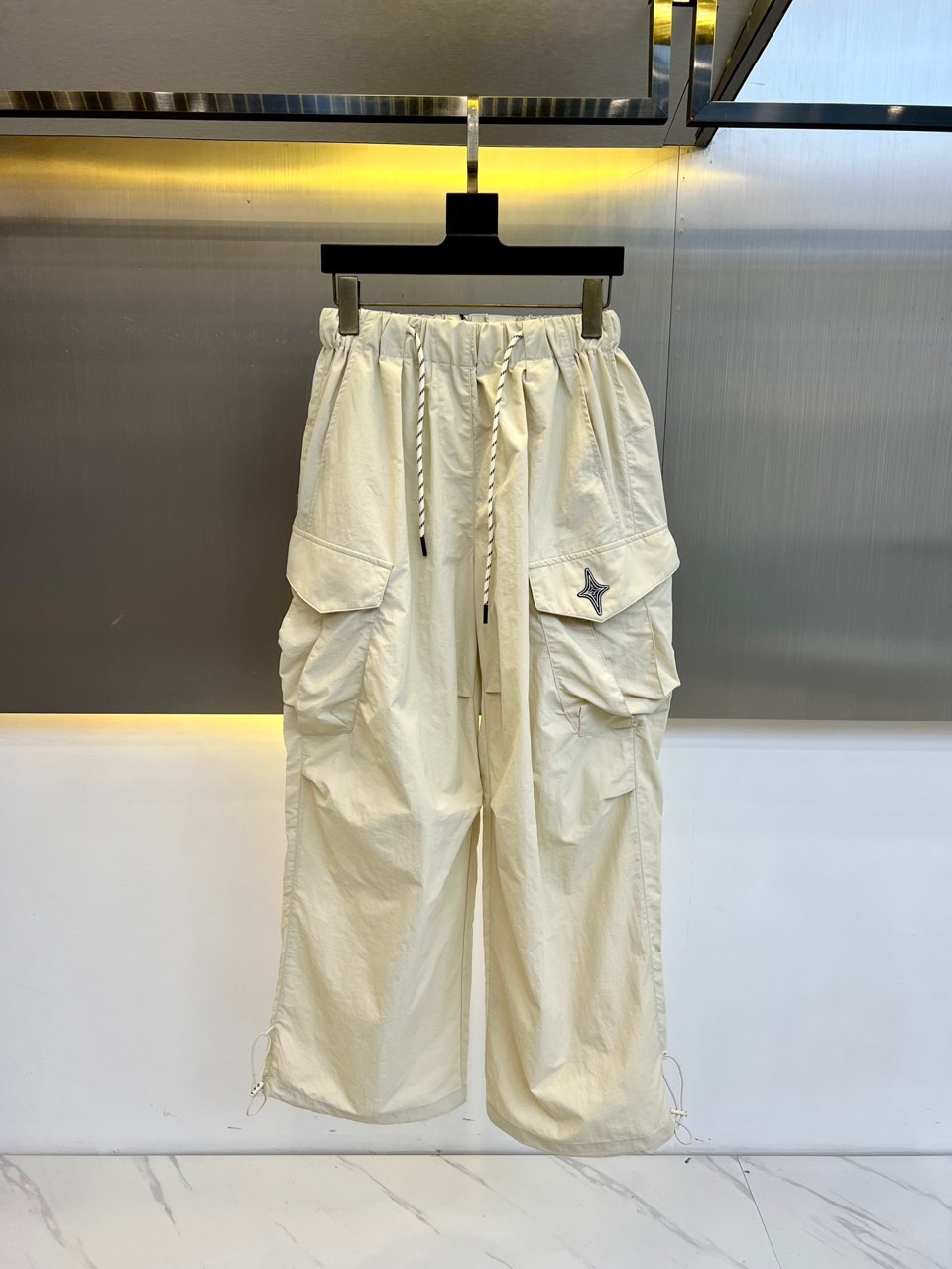 NO:133602,Stone Island, - High Arcade Functional Cargo Multi-Pocket Paratrooper Working Pants Wrinkled Straight Pants. The first trousers in the new 25AW series are comfortable to touch, slightly wrinkle resistance and have good elasticity. This fabric texture makes the outline of the whole trousers smoother, and can be highly adapted to the loose fit and casual style of paratroopers. Whether it is a daily casual basic long-sleeved jacket or a sports outdoor style, it can be matched. The fabric is blessed by 3M (SiGauge) moisture-wicking technology, so that nylon trousers can also be worn in summer/autumn, making it less sweaty and more breathable. This parachute functional pants adopt a straight, loose and comfortable fit, and the overall shape is simple and energetic; the waist adopts a natural elastic waist and also adds the design of drawstrings in this fabric, which is both decorative and functional, and adds a sense of styling~  The upper body is unrestrained, hides the flesh and makes you look slim. The straight-leg pants are suitable for all kinds of figures. The pants are made of three-dimensional pleated craftsmanship, which is simple and cool, creating an airy styling, making the whole pants more three-dimensional and layered!  S-XL (please report height and weight when placing an order, jackets & coats, alexander wang19860909Stone Island石头岛、-高街机能风cargo多口袋伞兵工装裤褶皱直筒裤.25AW新品系列第一款长裤,手感舒适、有轻微的抗皱性且面料弹性较好,这样的面料质感使得整条长裤的轮廓更加流畅,可高度适配伞兵裤宽松的版型和随意的风格.无论是日常休闲的基础长袖外套还是运动户外风格都可以搭配.面料上有3M(思高洁)吸湿排汗工艺的加持,让尼龙材质的长裤也可以在夏/秋季节穿着,不易闷汗、更加透气.这款降落伞机能裤采用直筒、宽松舒适的版型,整体造型简约有活力; 腰部采用自然松紧腰同时还加入了本布内抽绳的设计,兼具装饰性与功能性,更添造型感~ 上身无拘束,藏肉显瘦,直筒裤型适合各种身材,裤身做了立体压褶工艺,简明中透着潮酷味,营造出空气造型感,让整条裤子更加立体,也更有层次感！S-XL（下单请报身高体重,,jackets & coats,alexander wang,Men's clothing