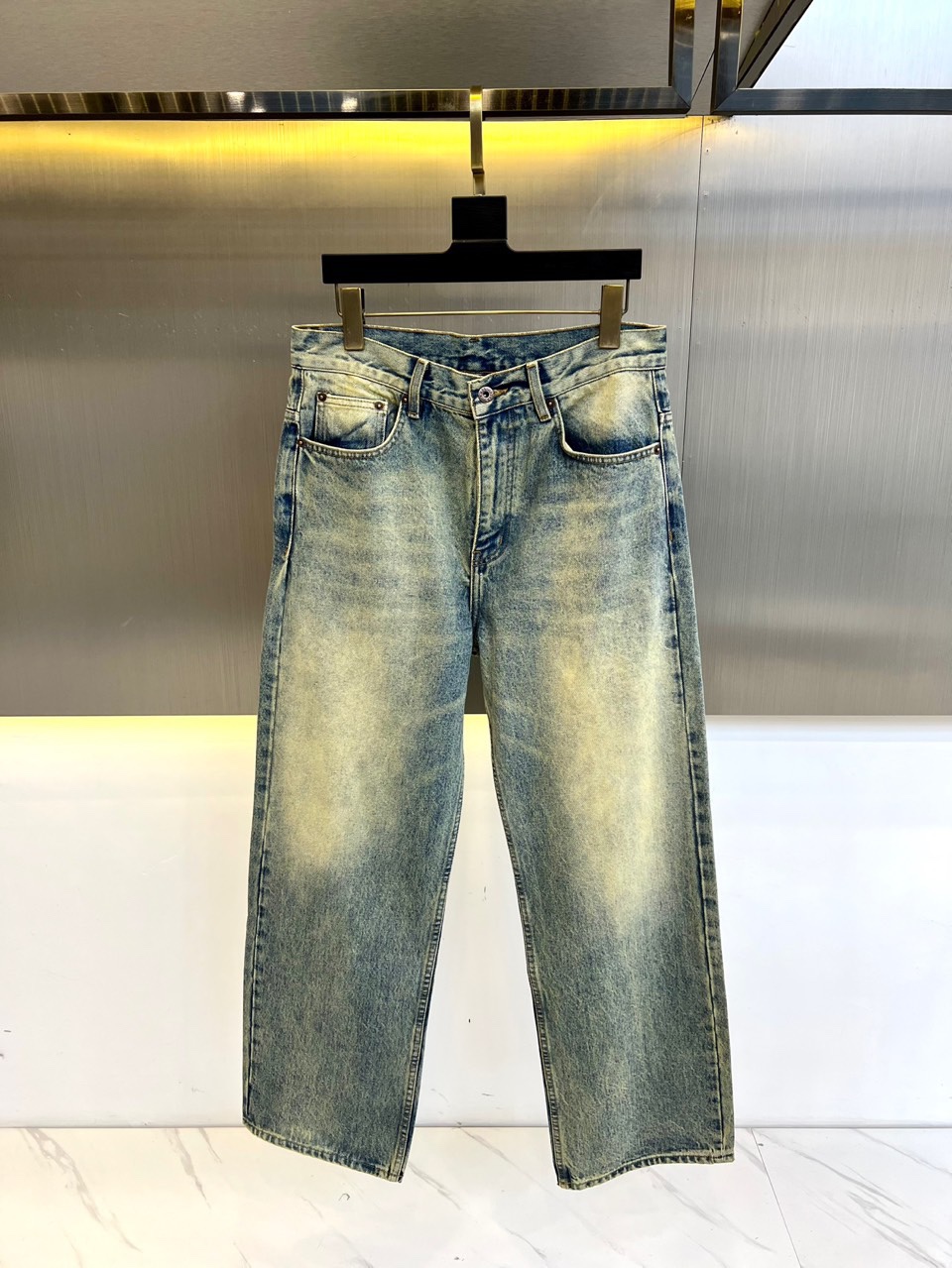 NO:133608,Maison Margiel, high-end trendy products recommended!  mm6 Magila ss early spring new jeans, this series talks about the delicate creativity of mm6 and the relaxing optimism. Straight-mounted jeans, mm6 early autumn new style, Magila's latest four-sided mark, the splicing of the front body lengthens the legs, after multiple washes, polishing, back-up craftsmanship, high-end denim texture, and the overall body form a visual experience, very design sense, the classic wash water is super beautiful, the same style as men and women, the fabric is soft and comfortable, and it is effortless to wear fashionable. XS-XL (please report the waist size when ordering),,masion margiela,masion margiela,jeans,alexander wang19860909Maison margiel马吉拉、高端潮物推荐！mm6 马吉拉 ss早春新品牛仔裤,该系列讲mm6的微妙创造力与令人放松的乐观主义相结合.贴直筒牛仔裤,mm6早秋新款,马吉拉最新四边标,前身拼接处拉长腿部例,经过多道水洗,打磨,后整工艺,高级牛仔肌理,和裤身整体形成了视觉体验,很有设计感,经典洗水上身超级好看,男女同款,面料柔软舒服,不费力的穿出时髦感.XS-XL（下单请报腰围尺寸）,,masion margiela,masion margiela,jeans,alexander wang,Men's clothing