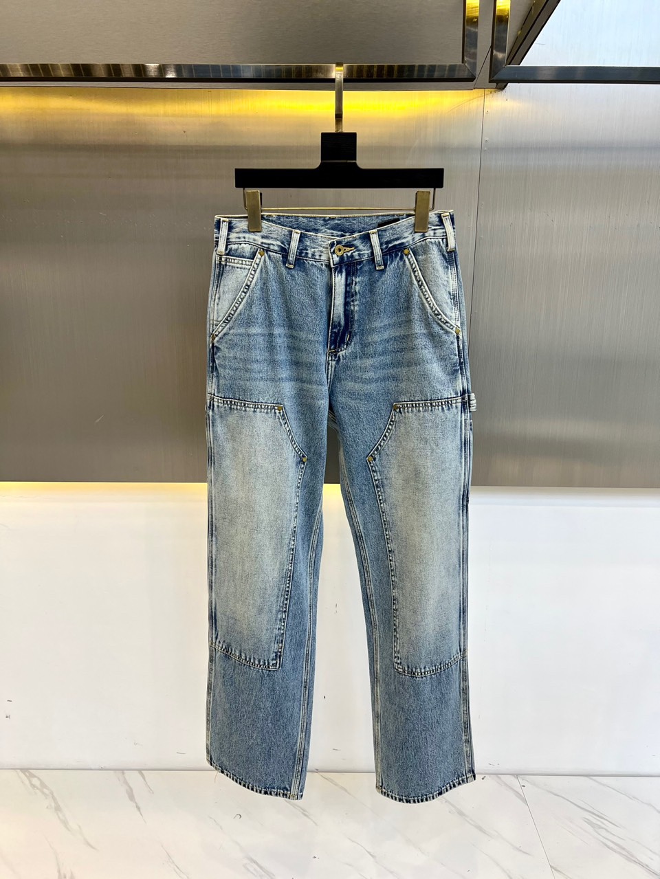 NO:133611,1v, high-end fashion products recommended, 25 new jeans for men's loose straight-leg trendy American rivet logging pants. The pants combine elegance with casual style to ensure comfort and durability of everyday wear. The pants are made of a mixed fabric of cotton and linen, with a thick and durable material, and are typical overhead pants. The loose fit, wide legs and simple solid color design make it the perfect choice for casual occasions. The pants have multiple pockets: buttons at the front and patch pockets with covers at the back. One of the back pockets has brand identity patches that emphasize the authenticity and reputation of the product. Buttons and zipper closures add functionality and convenience. Why should you buy this product?  High-quality materials: a mix of cotton and linen. Unique brand identity design. Functionality of multiple pockets. Casual style suitable for daily occasions. Durability and comfort in wearing. 29-36, No 35 (please report height and weight if you place an order), jeans, alexander wang198609091v、高端潮物推荐,25新款牛仔裤男宽松直筒潮牌美式铆钉伐木裤.裤子将优雅与休闲风格相结合,确保日常穿着的舒适性和耐用性.裤子由棉和亚麻的混合面料制成,具有厚实、耐用的材质,是典型的工装裤.宽松的版型、宽大的裤腿和简单的纯色设计,使其成为休闲场合的完美选择.裤子具有多个口袋:前面有扣子,后面有带盖的补丁口袋.其中一个后袋上有品牌标识补丁,强调产品的真实性和声望.纽扣和拉链闭合增加了功能和便利性.为什么你应该购买这个产品？高质量材料:棉和亚麻的混合.独特的品牌标识设计.多个口袋的功能性.适合日常场合的休闲风格.耐用性和穿着舒适度.29-36,无35（下单请报身高体重）,,jeans,alexander wang,Men's clothing