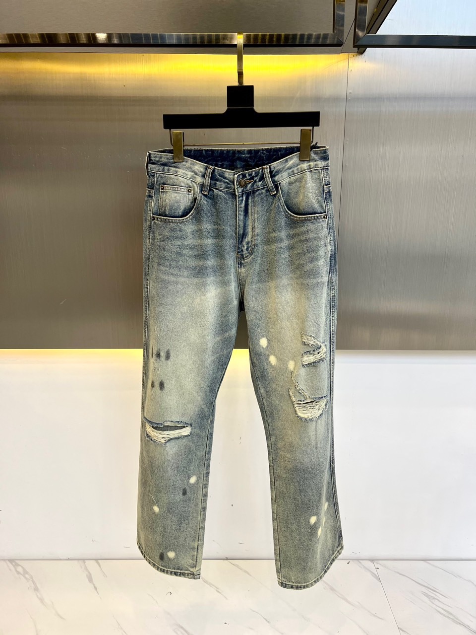 NO:133614,Acne Studios - Recommended high-end fashion items, Acne Studios, a brand from Stockholm, Sweden, 25 men's ripped patched tannin jeans, Regular Denim regular tannin jeans, but the craftsmanship value is quite heavy-duty. It combines holes, patches, skins, and unique craftsmanship. As a regular standard fermentation, cat whiskers, scratches, it is naturally no problem. It is rare to express the craftsmanship in light tones such as such. The classic small straight-pin style, this classic tone can control many types of tops in spring and summer!  S-XXXL (please report height and weight by placing an order), acne studios,dior,jeans,alexander wang19860909Acne Studios-高端潮物推荐,来自瑞典斯德哥尔摩的品牌Acne Studios,25男士破洞补丁丹宁牛仔裤,Regular Denim常规丹宁牛仔,但工艺值上却是相当重工,集合了破洞,补丁,镶皮,特有工艺感的一款牛仔,作为常规标配的酵洗,猫须,抓痕,自然不在话下.浅色调的把工艺感表达这么到位的裤子,不多见.经典小直筒的版型,这种经典色调能驾驭春夏的很多类型的上装！S-XXXL（下单请报身高体重）,,acne studios,dior,jeans,alexander wang,Men's clothing