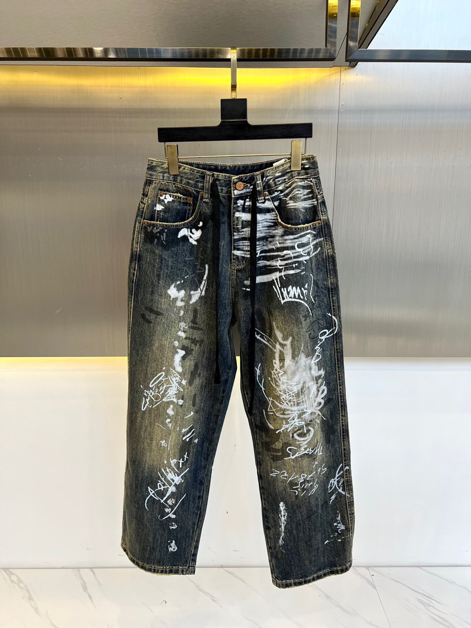 NO:133617,Vivienne Westwood Queen Mother, 25FW dark niche graffiti painted jeans, loose trendy hip-hop street design straight jeans. The loose silhouette looks like casual brushstrokes outline free posture, without restraining the body, staining the traces of time, color blocks and lines of varying shades, like the wanton graffiti when inspiration suddenly appears, breaking the monotony of conventional denim and injecting unique trend genes into it. Irregular wear and tear and aging treatment is like the texture carved by time, recording the story of personality, and every detail tells the challenge to tradition. S-3XL (please report height and weight if you place an order), jeans, alexander wang19860909VivienneWestwood西太后、25FW暗黑小众涂鸦彩绘牛仔裤,宽松潮流嘻哈街头设计感直筒牛仔裤.宽松廓形,似随性笔触勾勒出自由姿态,不拘束身形,晕染着时光的痕迹,深浅不一的色块与线条,像是灵感乍现时的肆意涂鸦,打破常规牛仔的单调,为其注入独树一帜的潮流基因.不规则的磨损与做旧处理,恰似岁月雕刻的纹理,记录着个性的故事,每一处细节都在诉说着对传统的挑战.S-3XL（下单请报身高体重）,,jeans,alexander wang,Men's clothing