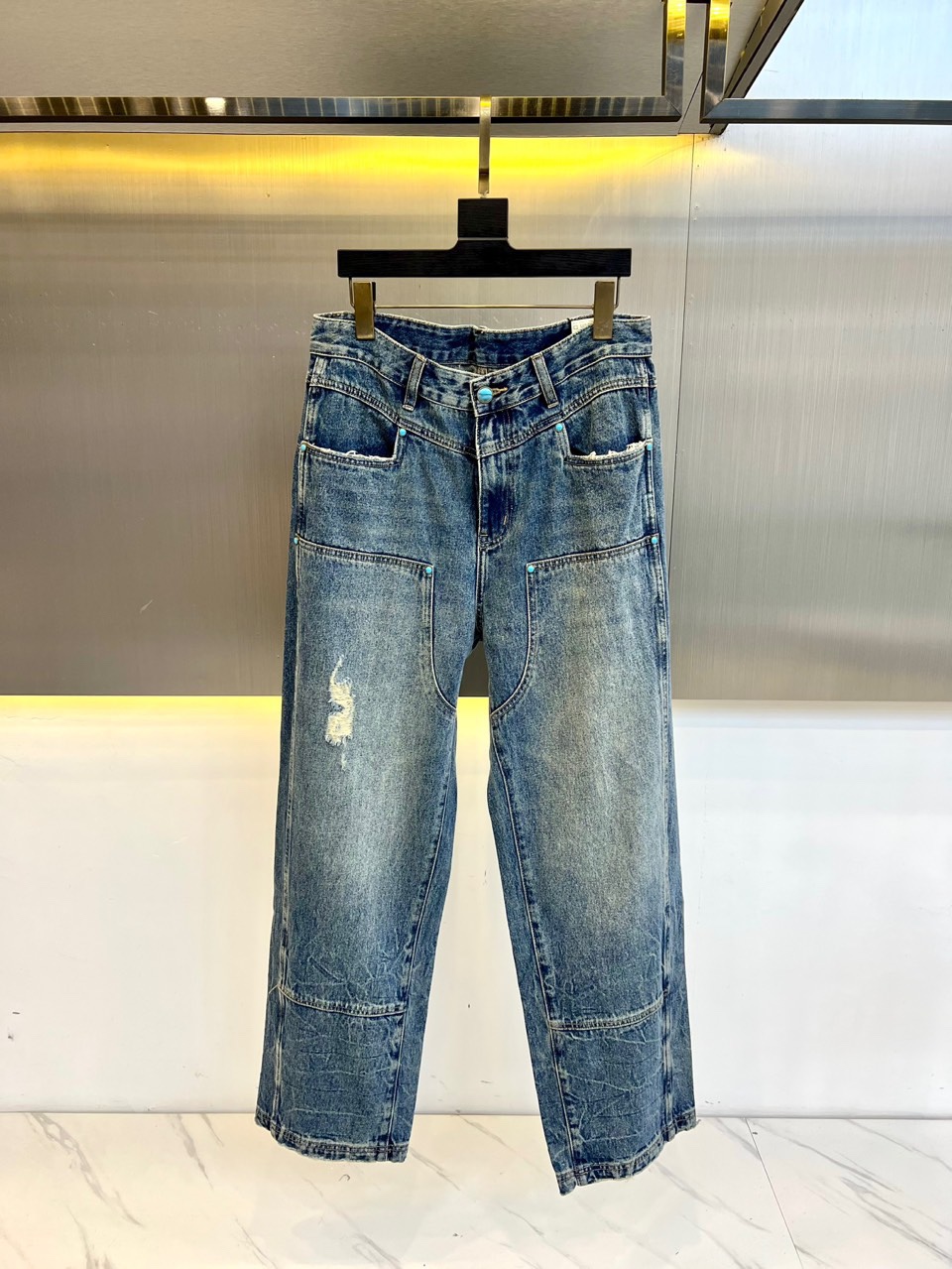 NO:133620,1v, 25 new jeans men's loose straight-leg trendy American rivet logging pants. The pants combine elegance with casual style to ensure comfort and durability of everyday wear. The pants are made of a mixed fabric of cotton and linen, with a thick, durable material, and are typical overhead pants. The loose fit, wide legs and simple solid color design make it a perfect choice for casual occasions. The pants have multiple pockets: buttons at the front and patch pockets with covers at the back. One of the back pockets has branded logo patches that emphasize the authenticity and reputation of the product. Button and zipper closure add functionality and convenience. Why should you buy this product?  High-quality materials: a mix of cotton and linen. Unique brand identity design. Functionality of multiple pockets. Casual style suitable for daily occasions. Durability and comfort in wearing. S-3XL (please report height and weight if you place an order), jeans, alexander wang198609091v、25新款牛仔裤男宽松直筒潮牌美式铆钉伐木裤.裤子将优雅与休闲风格相结合,确保日常穿着的舒适性和耐用性.裤子由棉和亚麻的混合面料制成,具有厚实、耐用的材质,是典型的工装裤.宽松的版型、宽大的裤腿和简单的纯色设计,使其成为休闲场合的完美选择.裤子具有多个口袋:前面有扣子,后面有带盖的补丁口袋.其中一个后袋上有品牌标识补丁,强调产品的真实性和声望.纽扣和拉链闭合增加了功能和便利性.为什么你应该购买这个产品？高质量材料:棉和亚麻的混合.独特的品牌标识设计.多个口袋的功能性.适合日常场合的休闲风格.耐用性和穿着舒适度.S-3XL（下单请报身高体重）,,jeans,alexander wang,Men's clothing