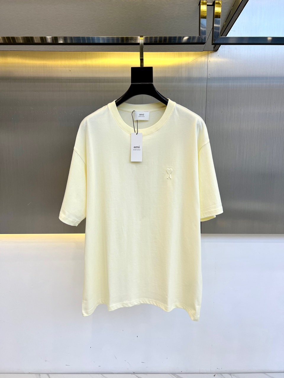 NO:133623,Ami, new spring and summer men's casual round neck short-sleeved T-shirt, 220g pure cotton fabric, simple and atmospheric style, selected high-quality pure cotton, the fabric is dense and tight, and it is not easy to deform after wearing for a long time. It is slightly elastic, soft and textured, and has excellent comfort and breathability on the upper body!  The exquisite embroidered logo on the chest!  Urban simple and fashionable casual classic round neck style, not picky about age and figure, strong inclusiveness, easy to control the upper body. XS-L (model 173, 143 catties upper body S size), T-shirt,tees, t-shirt,alexander wang19860909Ami、春夏新品男士休闲圆领短袖T恤 ,220g纯棉面料,简单大气的款式,甄选优质纯棉,面料密度紧实久穿不易变形,微弹力柔软有质感,上身舒适性与透气性绝佳！的胸前精美刺绣Logo标识！都市简约又时尚的休闲经典圆领版型,不挑年龄身材,包容性很强,上身轻松驾驭.XS-L（模特173,143斤上身S码）,,T-shirt,tees，t-shirt,alexander wang,Men's clothing