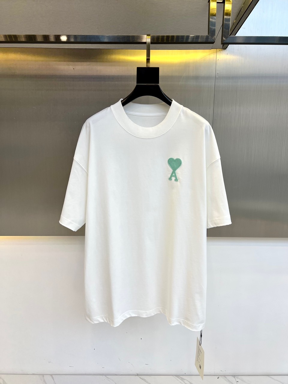 NO:133598,Ami, a new round-neck pullover mid-sleeved base T-shirt, made of 280g pure cotton! 贴布绣logo形式展现！ 标志性手工缝标！  The wide version can be controlled by both men and women. The random combination is invincible and beautiful. It is a must-have for daily travel. The Os version is loose! 无性别区分 男女同款！  S-XL (model 173, 143 catties upper body M size), tees, t-shirt, alexander wang19860909Ami、早春新品圆领套头中袖打底T恤,280g纯棉打造！贴布绣logo形式展现！标志性手工缝标！阔版的版型男女都可以驾驭 随意的搭配都是无敌好看,日常出街必备,Os版型宽松！无性别区分 男女同款！S-XL（模特173,143斤上身M码）,,tees，t-shirt,alexander wang,Men's clothing