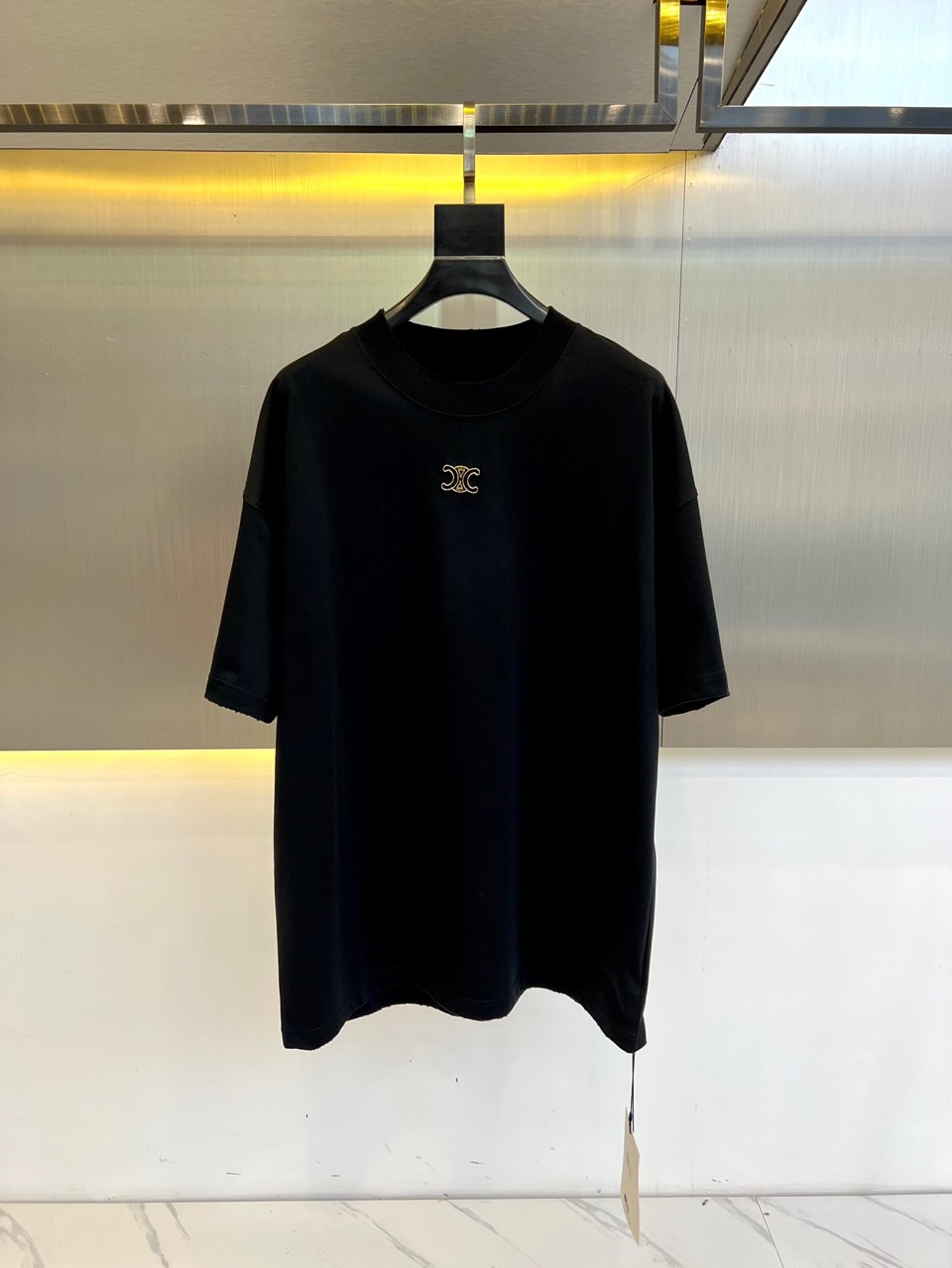 NO:133601,Celin, new spring and summer men's casual round neck short-sleeved T-shirt, 220g pure cotton fabric, simple and atmospheric style, selected high-quality pure cotton, the fabric is dense and tight, and it is not easy to deform after wearing it. It is slightly elastic, soft and textured, and has excellent comfort and breathability on the upper body!  The exquisitely embroidered logo on the chest!  Urban simple and fashionable casual classic round neck style, not picky about age and figure, strong inclusiveness, easy to control the upper body. S-XL (model 173, 143 catties upper body M size), celine, T-shirt, tees, t-shirt, alexander wang19860909Celin塞琳、春夏新品男士休闲圆领短袖T恤 ,220g纯棉面料,简单大气的款式,甄选优质纯棉,面料密度紧实久穿不易变形,微弹力柔软有质感,上身舒适性与透气性绝佳！的胸前精美贴布绣Logo标识！都市简约又时尚的休闲经典圆领版型,不挑年龄身材,包容性很强,上身轻松驾驭.S-XL（模特173,143斤上身M码）,,celine,T-shirt,tees，t-shirt,alexander wang,Men's clothing