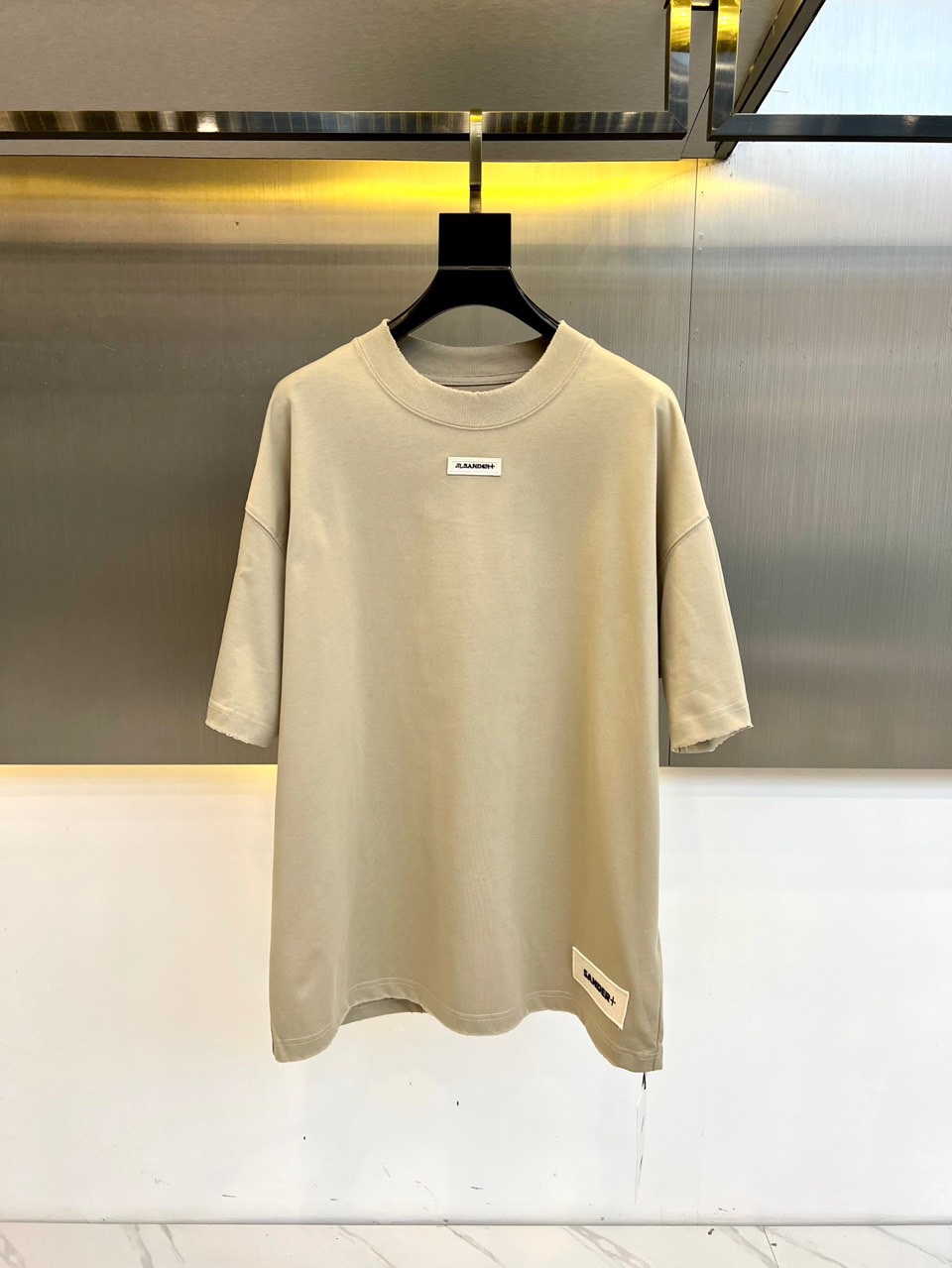 NO:133604,JIL SANDER, a new round neck pullover mid-sleeved base T-shirt, made of 280g pure cotton!  Display the logo in the form of patch embroidery!  Iconic hand-sewn logo!  The wide version can be controlled by both men and women. The random combination is invincible and beautiful. It is a must-have for daily travel. The Os version is loose!  No gender distinction, same style for men and women!  S-XL (model 173, 143 catties upper body M size), jil sander, tees, t-shirt, alexander wang19860909JIL SANDER 、早春新品圆领套头中袖打底T恤,280g纯棉打造！贴布绣logo形式展现！标志性手工缝标！阔版的版型男女都可以驾驭 随意的搭配都是无敌好看,日常出街必备,Os版型宽松！无性别区分 男女同款！S-XL（模特173,143斤上身M码）,,jil sander,tees，t-shirt,alexander wang,Men's clothing